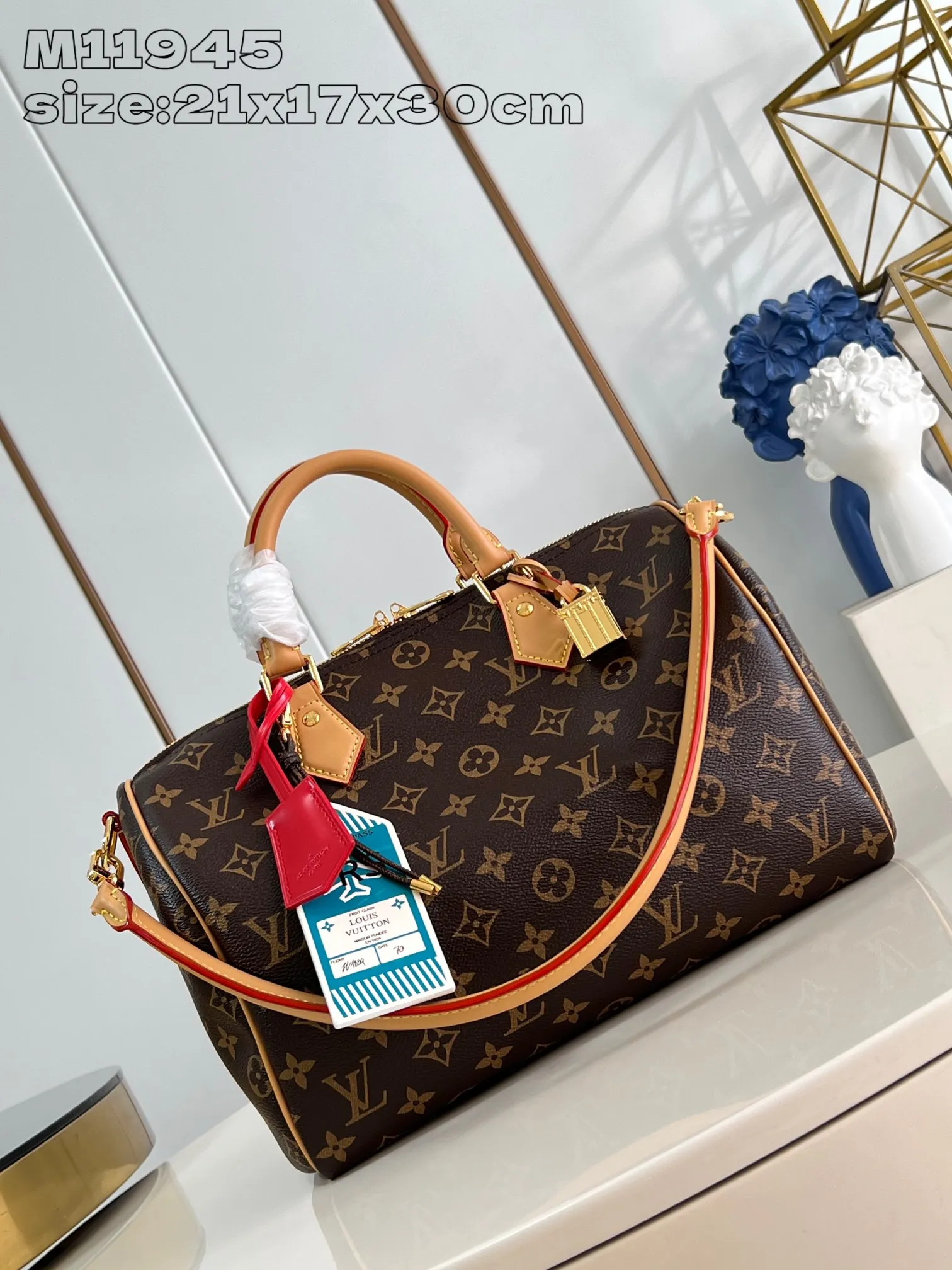 💰1100 Top-quality original individual real shot M11945】Speedy Soft 30 Crafty handbag accompanies the journey with comfort. The Monogram coated canvas brings a soft texture, the leather lining and key bag are integrated with eye-catching touches, and the boarding pass and hard case decoration highlight the playfulness. An interior zippered pocket keeps your passport and other important items secure, and the Toron handle adds a gorgeous touch. 21 x 17 x 30 cm (height x width x length)