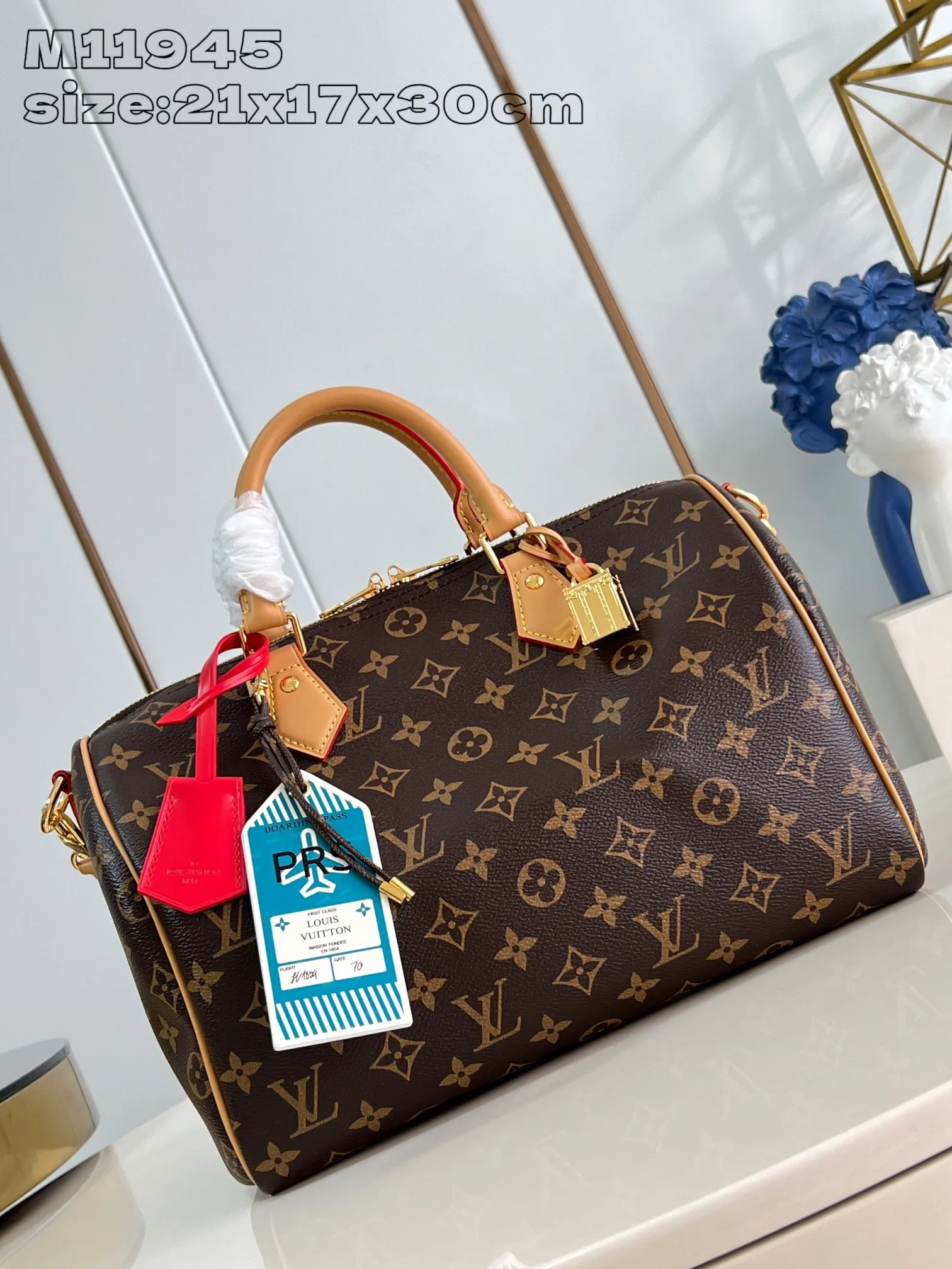 💰1100 Top-quality original individual real shot M11945】Speedy Soft 30 Crafty handbag accompanies the journey with comfort. The Monogram coated canvas brings a soft texture, the leather lining and key bag are integrated with eye-catching touches, and the boarding pass and hard case decoration highlight the playfulness. An interior zippered pocket keeps your passport and other important items secure, and the Toron handle adds a gorgeous touch. 21 x 17 x 30 cm (height x width x length)