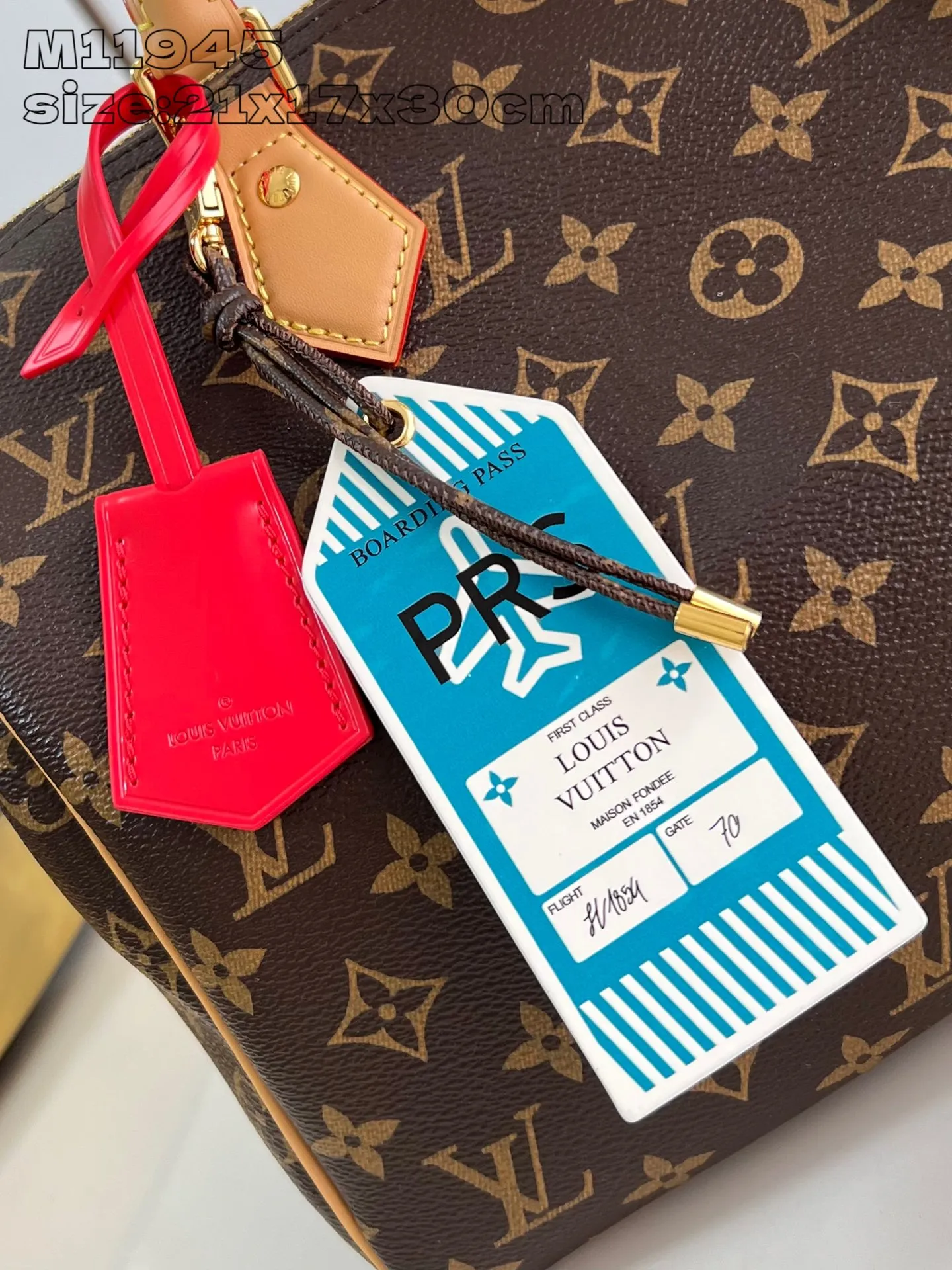 💰1100 Top-quality original individual real shot M11945】Speedy Soft 30 Crafty handbag accompanies the journey with comfort. The Monogram coated canvas brings a soft texture, the leather lining and key bag are integrated with eye-catching touches, and the boarding pass and hard case decoration highlight the playfulness. An interior zippered pocket keeps your passport and other important items secure, and the Toron handle adds a gorgeous touch. 21 x 17 x 30 cm (height x width x length)