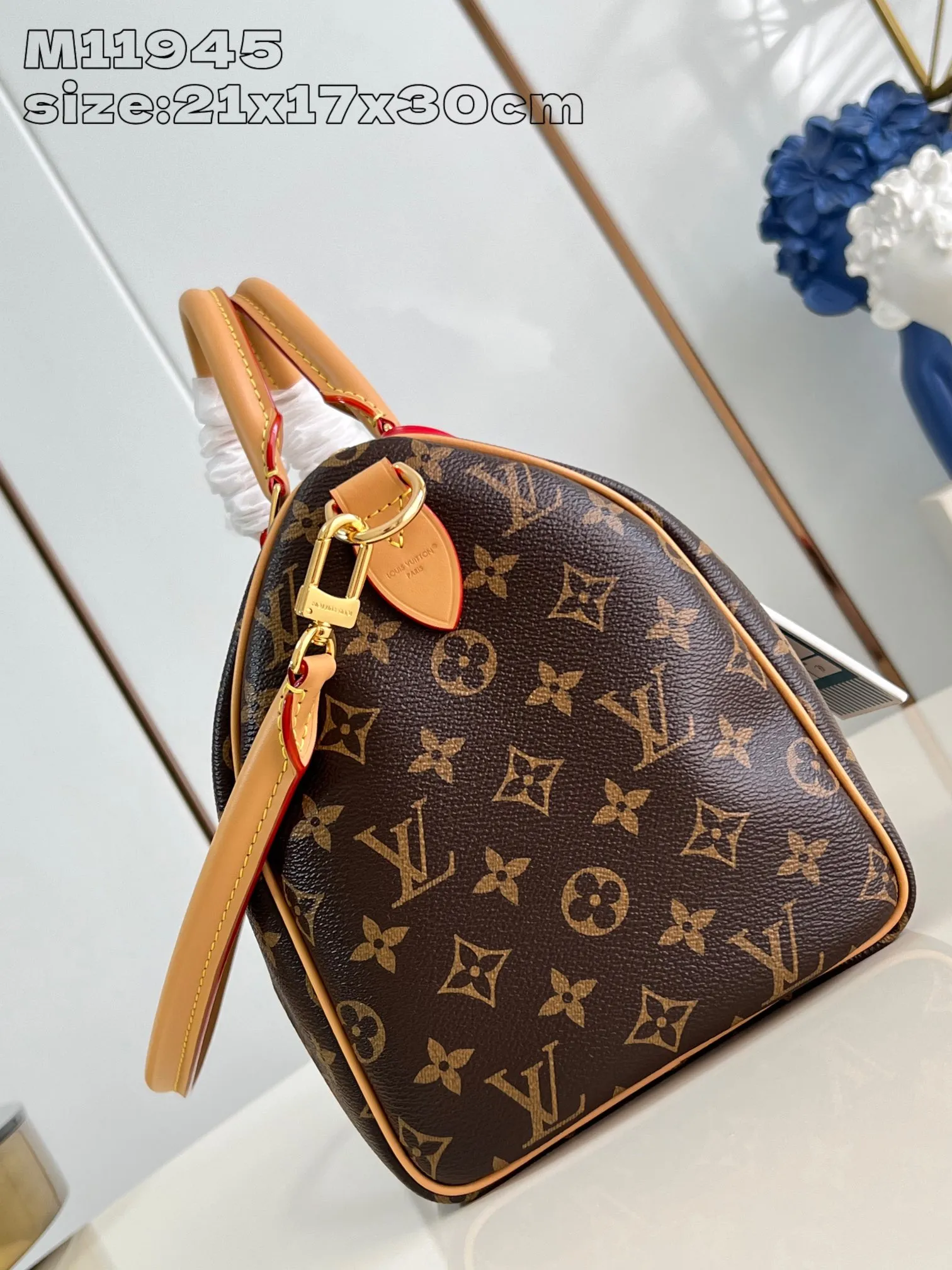 💰1100 Top-quality original individual real shot M11945】Speedy Soft 30 Crafty handbag accompanies the journey with comfort. The Monogram coated canvas brings a soft texture, the leather lining and key bag are integrated with eye-catching touches, and the boarding pass and hard case decoration highlight the playfulness. An interior zippered pocket keeps your passport and other important items secure, and the Toron handle adds a gorgeous touch. 21 x 17 x 30 cm (height x width x length)