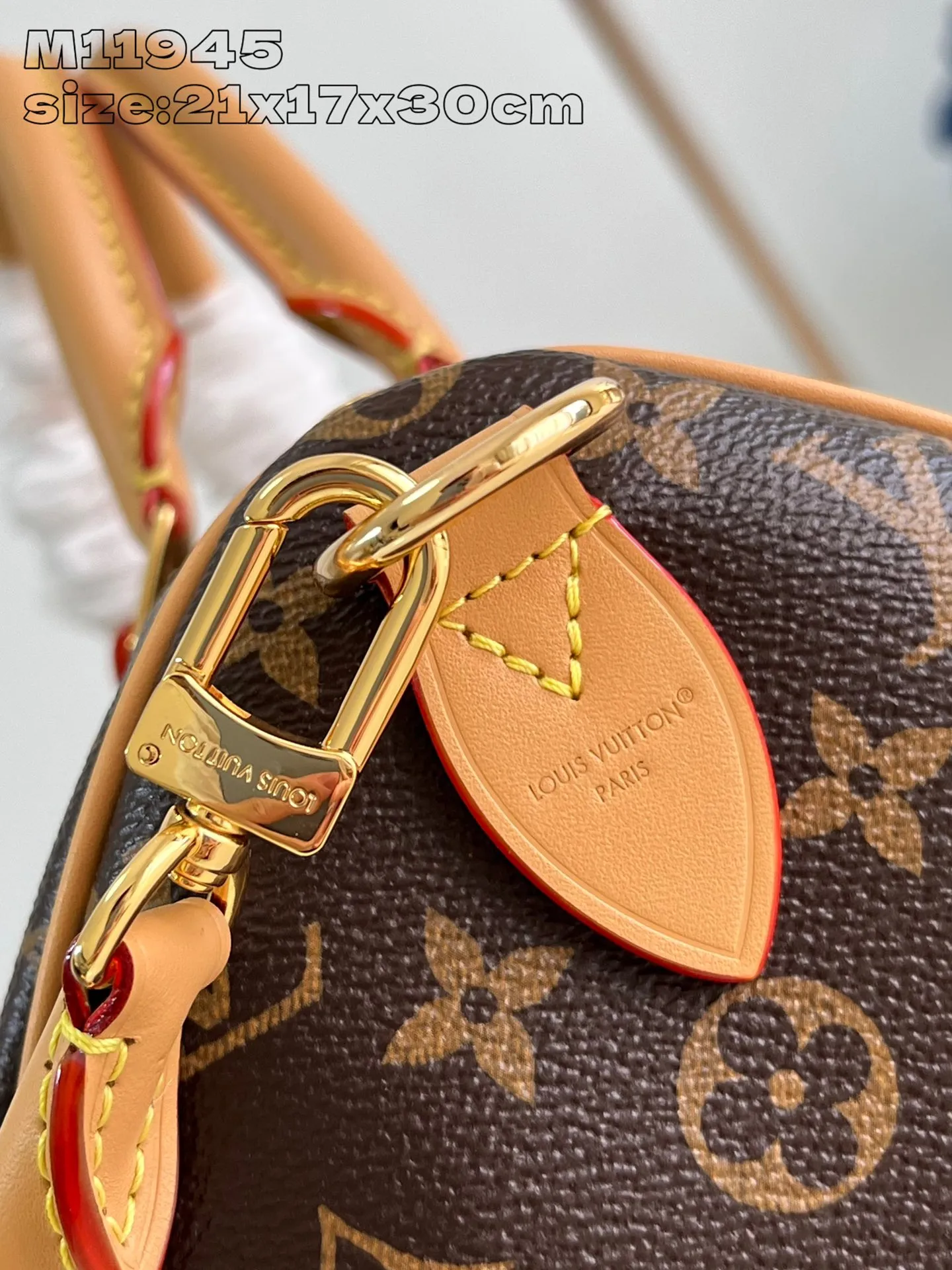 💰1100 Top-quality original individual real shot M11945】Speedy Soft 30 Crafty handbag accompanies the journey with comfort. The Monogram coated canvas brings a soft texture, the leather lining and key bag are integrated with eye-catching touches, and the boarding pass and hard case decoration highlight the playfulness. An interior zippered pocket keeps your passport and other important items secure, and the Toron handle adds a gorgeous touch. 21 x 17 x 30 cm (height x width x length)