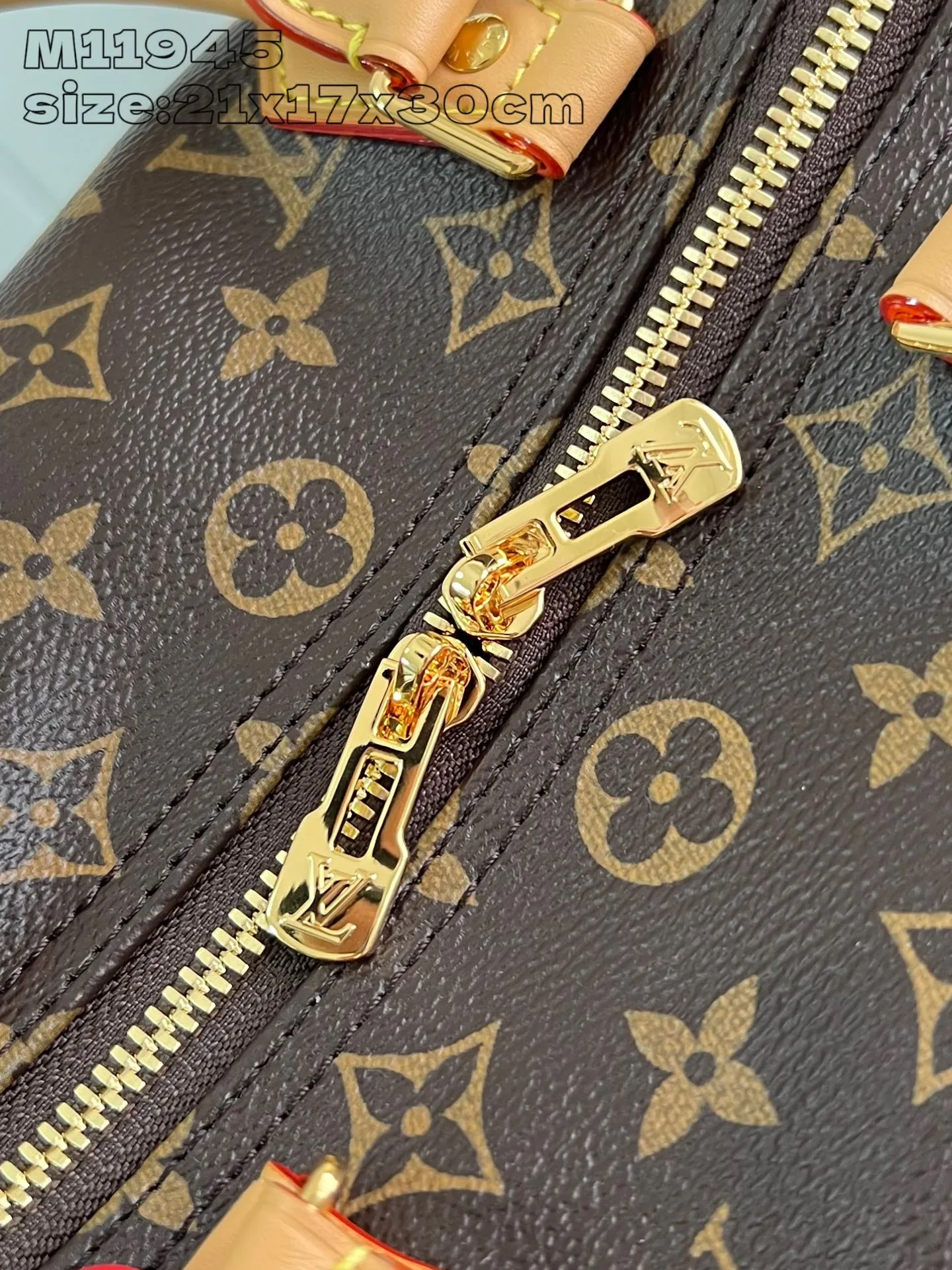 💰1100 Top-quality original individual real shot M11945】Speedy Soft 30 Crafty handbag accompanies the journey with comfort. The Monogram coated canvas brings a soft texture, the leather lining and key bag are integrated with eye-catching touches, and the boarding pass and hard case decoration highlight the playfulness. An interior zippered pocket keeps your passport and other important items secure, and the Toron handle adds a gorgeous touch. 21 x 17 x 30 cm (height x width x length)