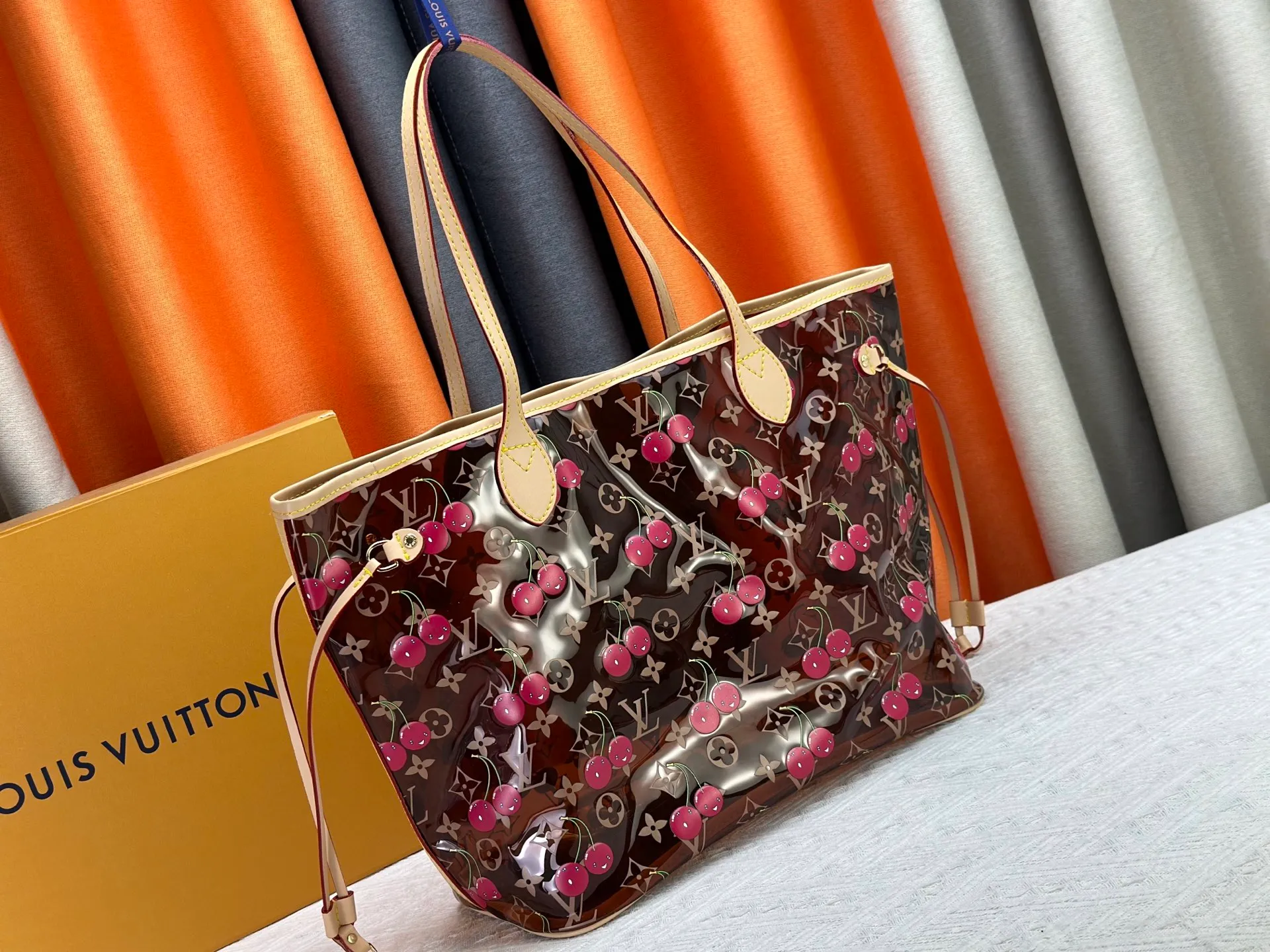P340 M13263 45686 M40995 M14492 14491 M45685 This Presbyopia Cherry Neverfull medium handbag reinterprets the cheerful elements of the Louis Vuitton Cow leather trim completes the classic style. Dimensions: 31.0 x 28.0 x 14.0 cm (length x height x width)