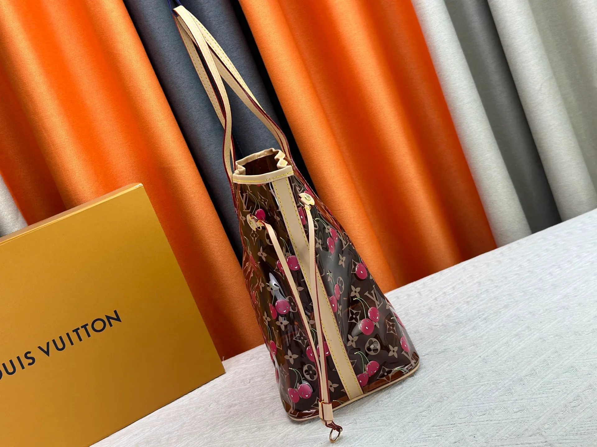 P340 M13263 45686 M40995 M14492 14491 M45685 This Presbyopia Cherry Neverfull medium handbag reinterprets the cheerful elements of the Louis Vuitton Cow leather trim completes the classic style. Dimensions: 31.0 x 28.0 x 14.0 cm (length x height x width)