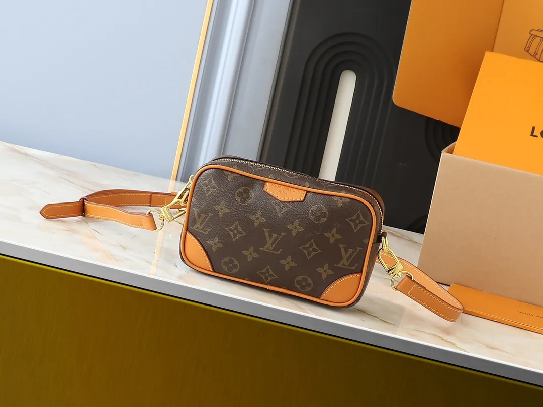 💰200💰Upgraded from the original M14016 M14014 M14013 M14058 M14253 This Trocadéro mini handbag is made of Monogram canvas, with vintage cow leather trim and reinforced front corners. It pays tribute to Louis Vuitton's legendary history and combines retro charm with refined modernity. Inspired by Louis Vuitton's cross-body bags designed in the 1980s, it features a removable and adjustable shoulder strap. 20.0 x 13.0 x 6.5 cm (length x height x width)