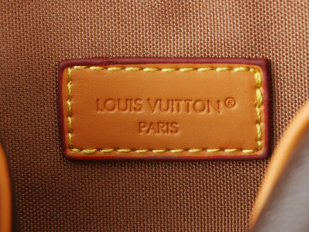 💰200💰Upgraded from the original M14016 M14014 M14013 M14058 M14253 This Trocadéro mini handbag is made of Monogram canvas, with vintage cow leather trim and reinforced front corners. It pays tribute to Louis Vuitton's legendary history and combines retro charm with refined modernity. Inspired by Louis Vuitton's cross-body bags designed in the 1980s, it features a removable and adjustable shoulder strap. 20.0 x 13.0 x 6.5 cm (length x height x width)