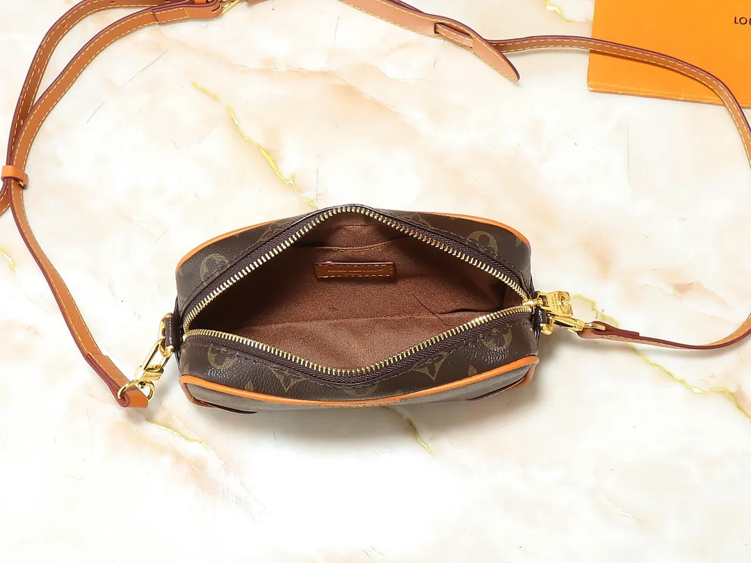 💰200💰Upgraded from the original M14016 M14014 M14013 M14058 M14253 This Trocadéro mini handbag is made of Monogram canvas, with vintage cow leather trim and reinforced front corners. It pays tribute to Louis Vuitton's legendary history and combines retro charm with refined modernity. Inspired by Louis Vuitton's cross-body bags designed in the 1980s, it features a removable and adjustable shoulder strap. 20.0 x 13.0 x 6.5 cm (length x height x width)