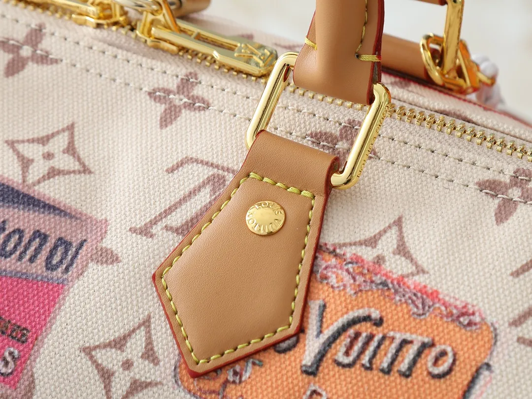 💰280💰Upgraded from the original M14587 M40391. This Speedy Soft 30 handbag uses retro touches to interpret the Monogram Dune elements, with aircraft-shaped decoration and collage effect labels, paying tribute to the design of the Gaston Louis Vuitton collection series. The long handle makes it easy to carry on the shoulder, making it a great travel companion. Dimensions: 30.0 x 21.0 x 17.0 cm (length x height x width)