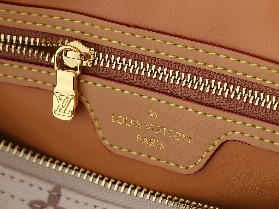 💰280💰Upgraded from the original M14587 M40391. This Speedy Soft 30 handbag uses retro touches to interpret the Monogram Dune elements, with aircraft-shaped decoration and collage effect labels, paying tribute to the design of the Gaston Louis Vuitton collection series. The long handle makes it easy to carry on the shoulder, making it a great travel companion. Dimensions: 30.0 x 21.0 x 17.0 cm (length x height x width)