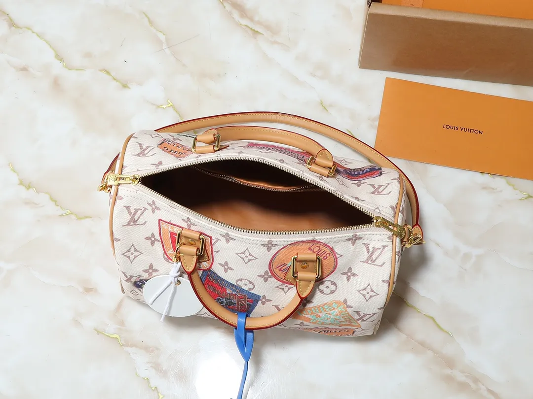 💰280💰Upgraded from the original M14587 M40391. This Speedy Soft 30 handbag uses retro touches to interpret the Monogram Dune elements, with aircraft-shaped decoration and collage effect labels, paying tribute to the design of the Gaston Louis Vuitton collection series. The long handle makes it easy to carry on the shoulder, making it a great travel companion. Dimensions: 30.0 x 21.0 x 17.0 cm (length x height x width)