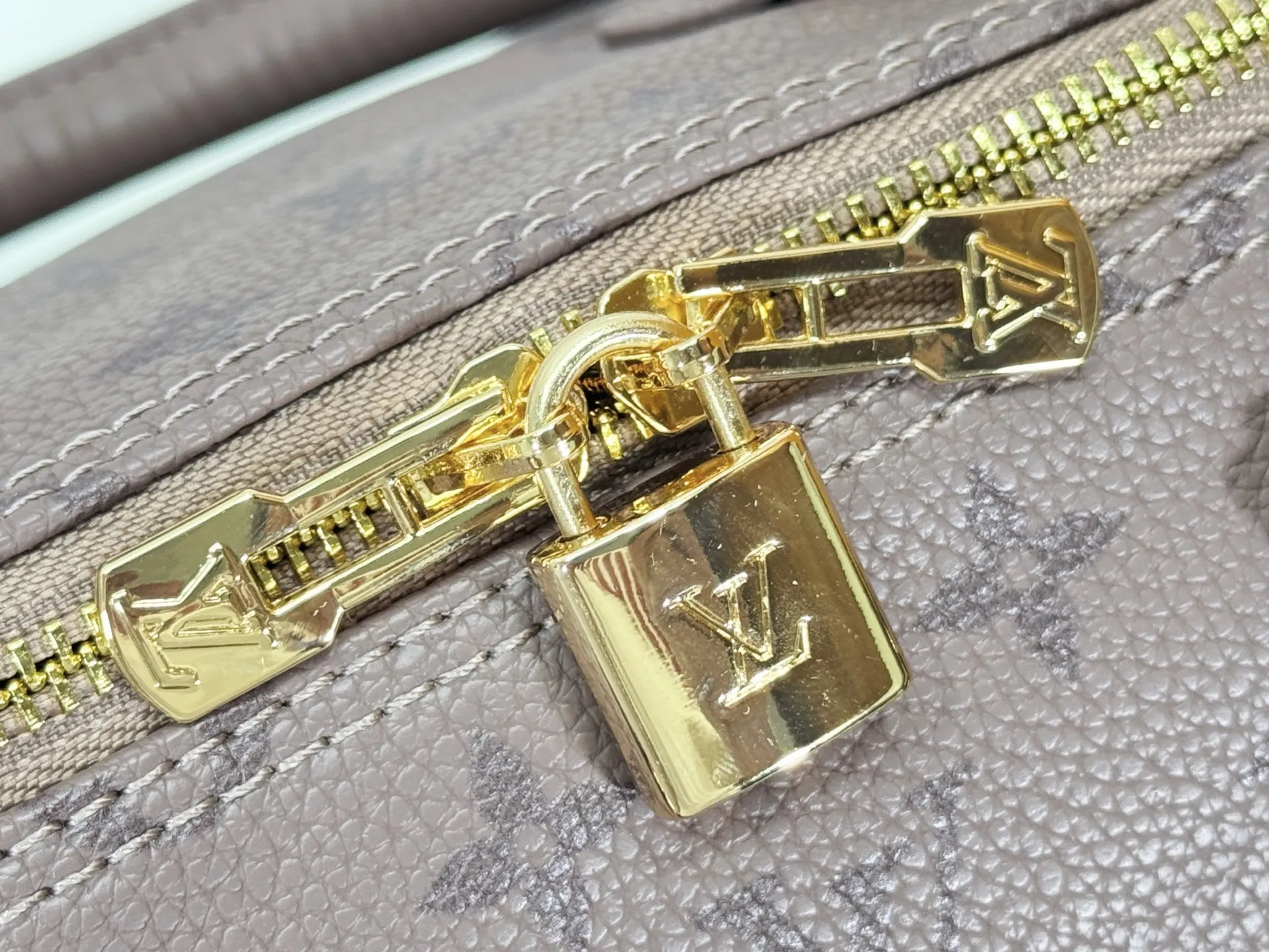 P260 Upgraded original M47186 M11323 M40390 This Speedy Soft 25 handbag renews the classic design of the Speedy handbag, using Monogram Empreinte leather and suede cowhide lining to create a light and soft structure. Whether carried by hand, cross-body or shoulder, you can create a trendy look. Dimensions: 25x19x15 cm