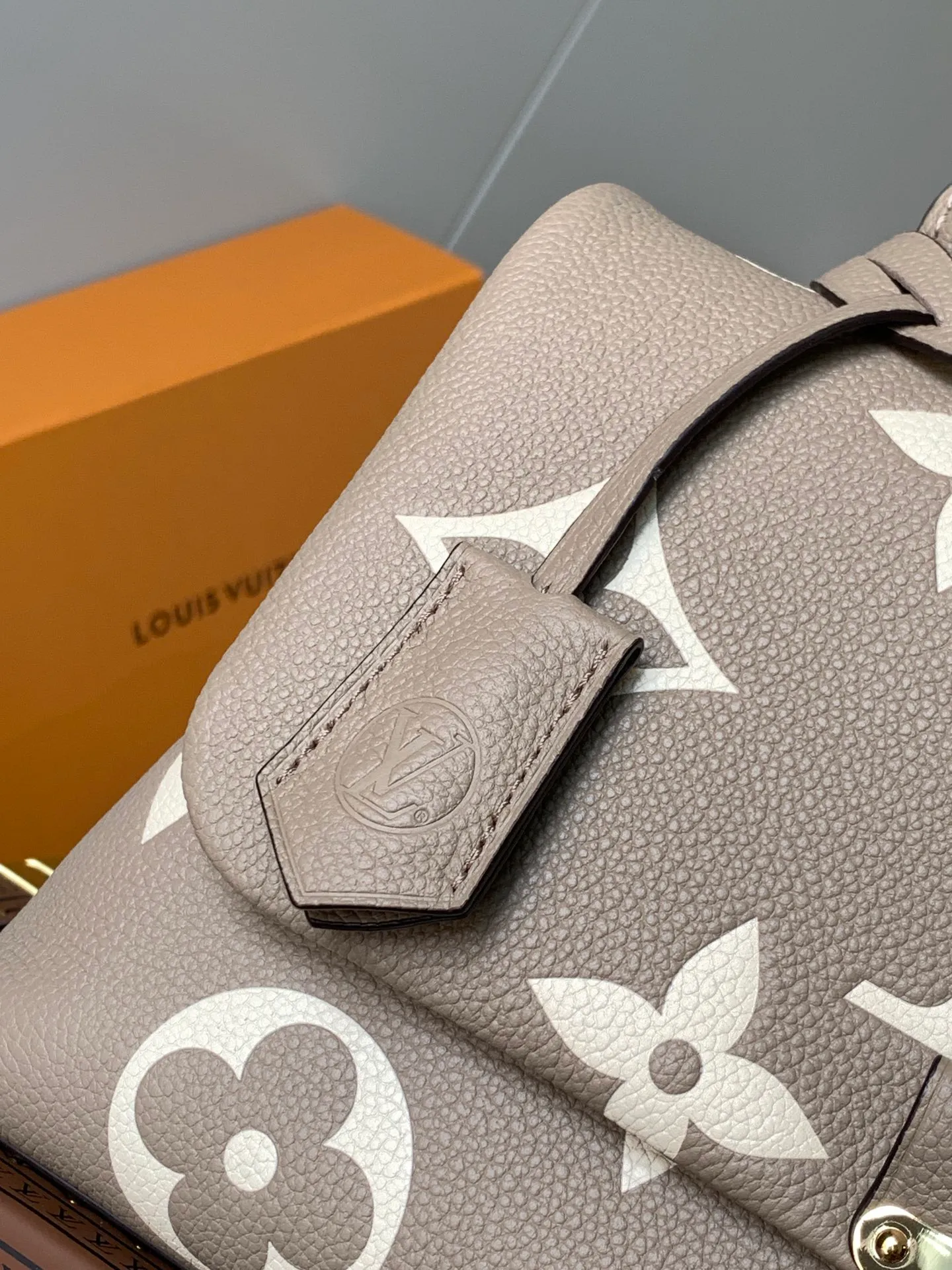 💰1060 (top layer leather) top original order, transcoding chip M46041 gray silk screen large size M45976 large black size M45979 large black silk screen This Madeleine medium handbag is made of Monogram Empreinte cow leather, using embossing and printing processes to present the large Monogram pattern. The classic S-lock buckle and leather key bag highlight the brand's heritage. The ample space, close-fitting structure and multiple carrying methods make it a perfect choice for business or leisure. Dimensions: 30.0 x 19.5 x 11.0 cm (length x height x width)