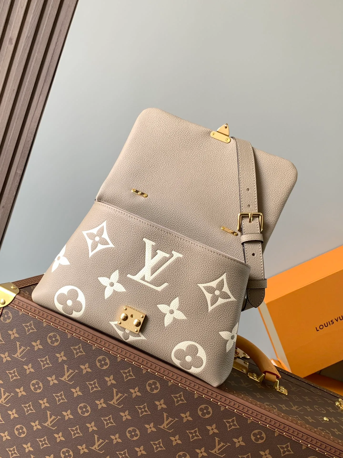 💰1060 (top layer leather) top original order, transcoding chip M46041 gray silk screen large size M45976 large black size M45979 large black silk screen This Madeleine medium handbag is made of Monogram Empreinte cow leather, using embossing and printing processes to present the large Monogram pattern. The classic S-lock buckle and leather key bag highlight the brand's heritage. The ample space, close-fitting structure and multiple carrying methods make it a perfect choice for business or leisure. Dimensions: 30.0 x 19.5 x 11.0 cm (length x height x width)