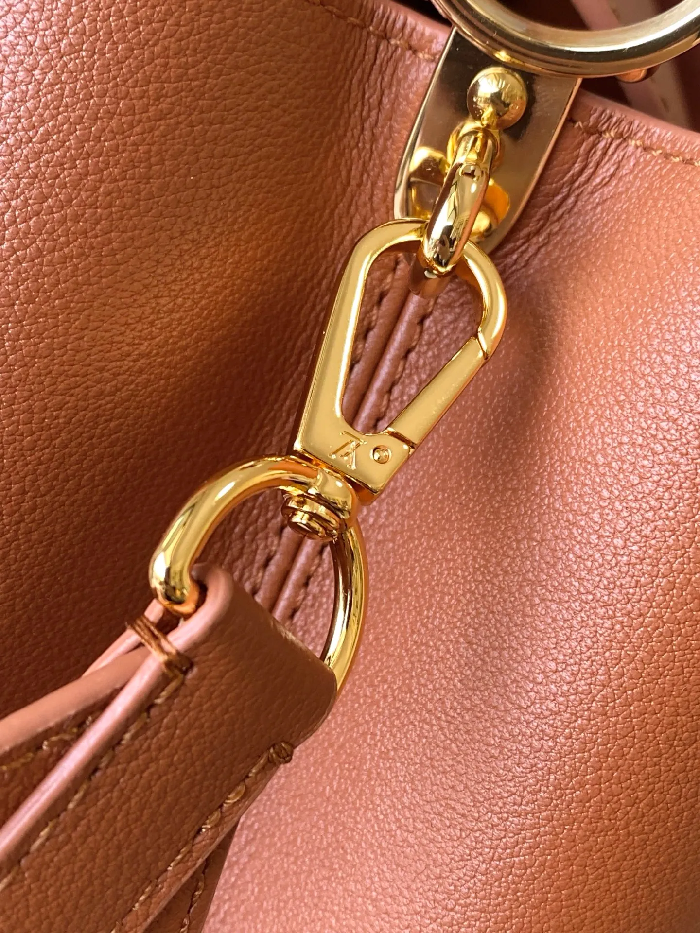 💰2360 "Super Premium Original Leather" M14371 Brown Capucines Souple medium handbag is made of fine grained cow leather, with a sharp contrast of suede lining and dazzling metal parts, and uses the LV letters to express the brand heritage. The flip cover can be folded in or out, and the compartments and pockets can store your daily needs in an orderly manner, and you can switch between various carrying methods at will. 33.0 x 24.0 x 12.0 cm