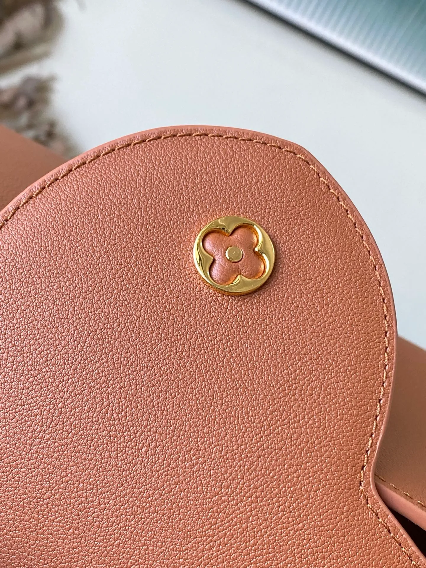 💰2360 "Super Premium Original Leather" M14371 Brown Capucines Souple medium handbag is made of fine grained cow leather, with a sharp contrast of suede lining and dazzling metal parts, and uses the LV letters to express the brand heritage. The flip cover can be folded in or out, and the compartments and pockets can store your daily needs in an orderly manner, and you can switch between various carrying methods at will. 33.0 x 24.0 x 12.0 cm
