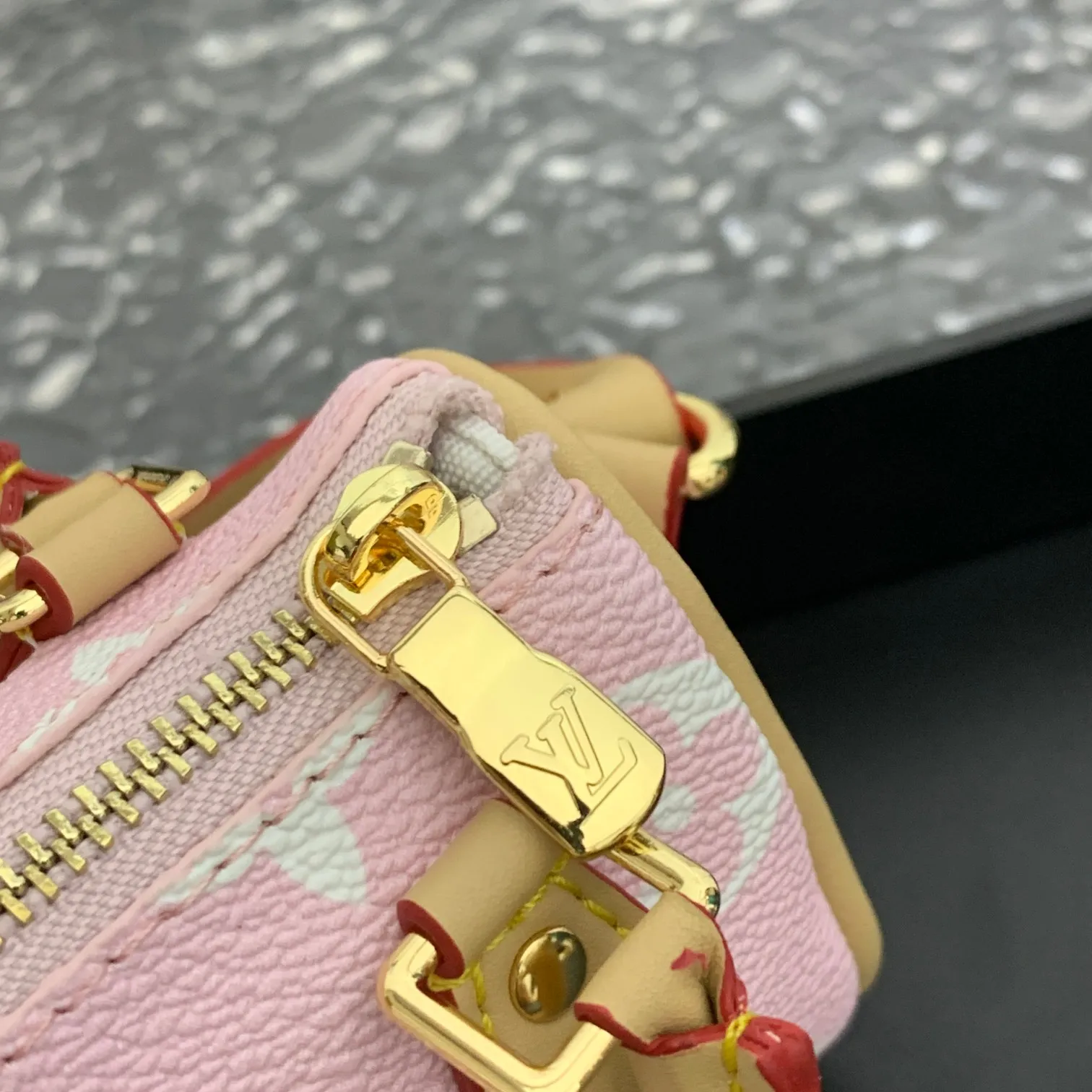 💰200MINI KEEPALL bag decoration and keychain ☀️Louis Vuitton Louis Vuitton lv mini pillow bag pendant ☀️This Mini Keepall bag decoration and keychain condense the classic handbag configuration, boldly showing the spirit of adventure. Monogram canvas with LV inscribed hook buckle, whether hung on a belt or handbag, its zipper closure and built-in keychain ensure secure storage