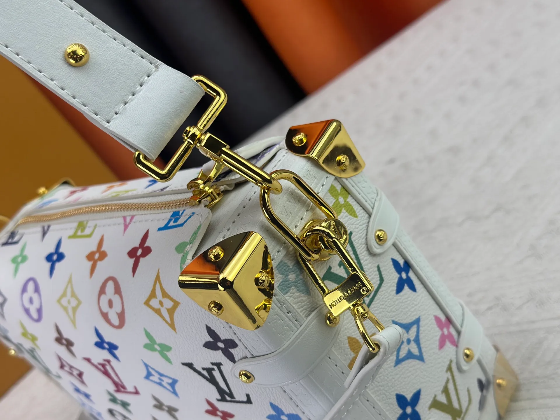 P280 M14046 M46358 Black Tricolor White Tricolor This Side Trunk medium handbag uses a humorous Monogram pattern to express the smart style of the Louis Vuitton × Murakami reissue series. It is made of soft cow leather with reinforced metal corners and the iconic S-lock lock, which can easily accommodate daily needs. The square shape is a nod to the brand's classic luggage, and the removable studded handle and shoulder strap allow for flexible carrying. Size: 23.5x16x8.5cm