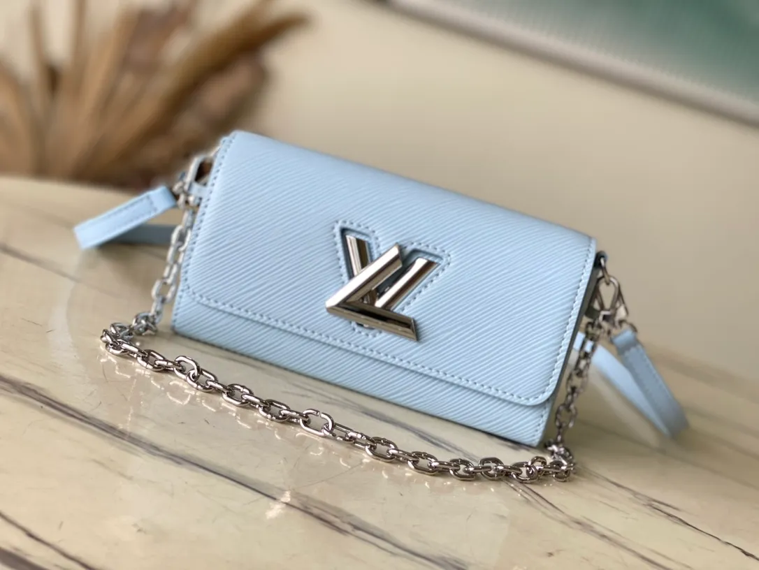💰1160 (top layer leather) top original order M83077 light blue water ripple twist series M83593 New Twist West pouch Handbag This grained Epi leather Twist West pouch is suitable for all occasions, allowing you to carry your essentials elegantly. She revisits the iconic Twist bag with a slim rectangular silhouette, accented by an adjustable shoulder strap and chain, both of which are removable. Its flaps close thanks to the collection's characteristic Twist buckle. 19 x 10.5 x 6.5 cm