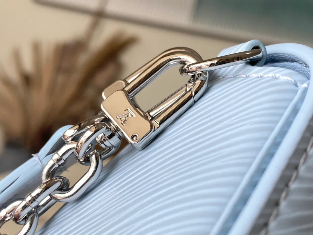 💰1160 (top layer leather) top original order M83077 light blue water ripple twist series M83593 New Twist West pouch Handbag This grained Epi leather Twist West pouch is suitable for all occasions, allowing you to carry your essentials elegantly. She revisits the iconic Twist bag with a slim rectangular silhouette, accented by an adjustable shoulder strap and chain, both of which are removable. Its flaps close thanks to the collection's characteristic Twist buckle. 19 x 10.5 x 6.5 cm