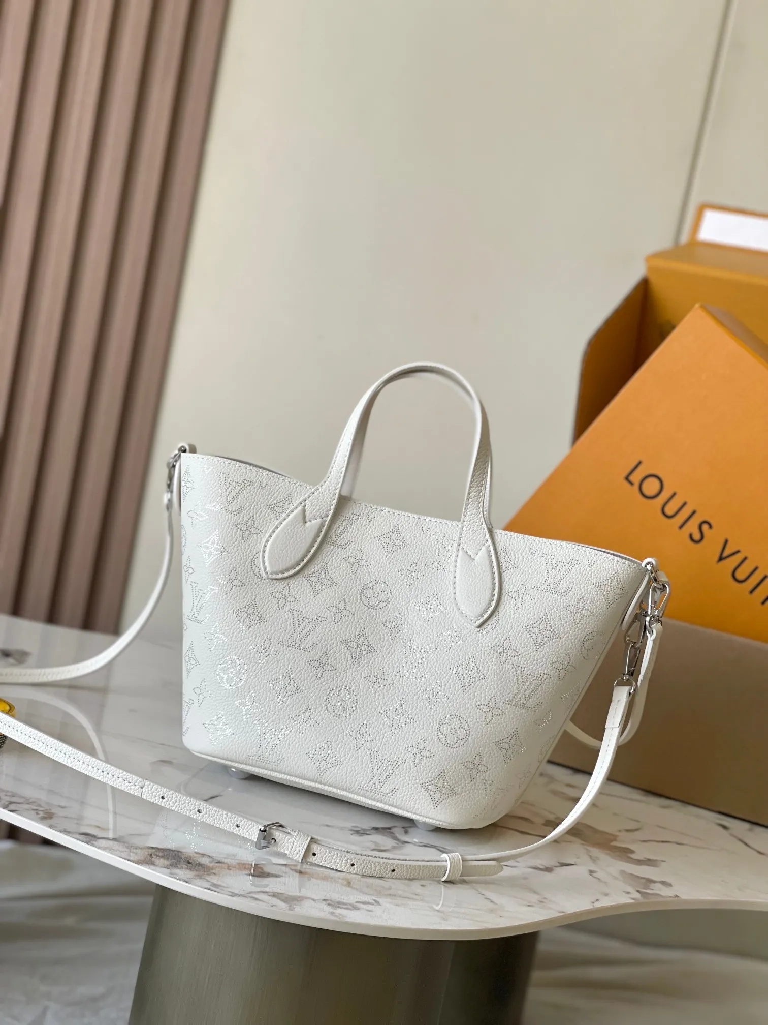 p3000 [Special grade MB chip version original leather] This Bella small model Model: M11842 white dynamic chip version Materials: A-grade all-steel hardware, imported original fabrics Packing: full set of original duty-free MB packaging Size: 20*20*12.5CM
