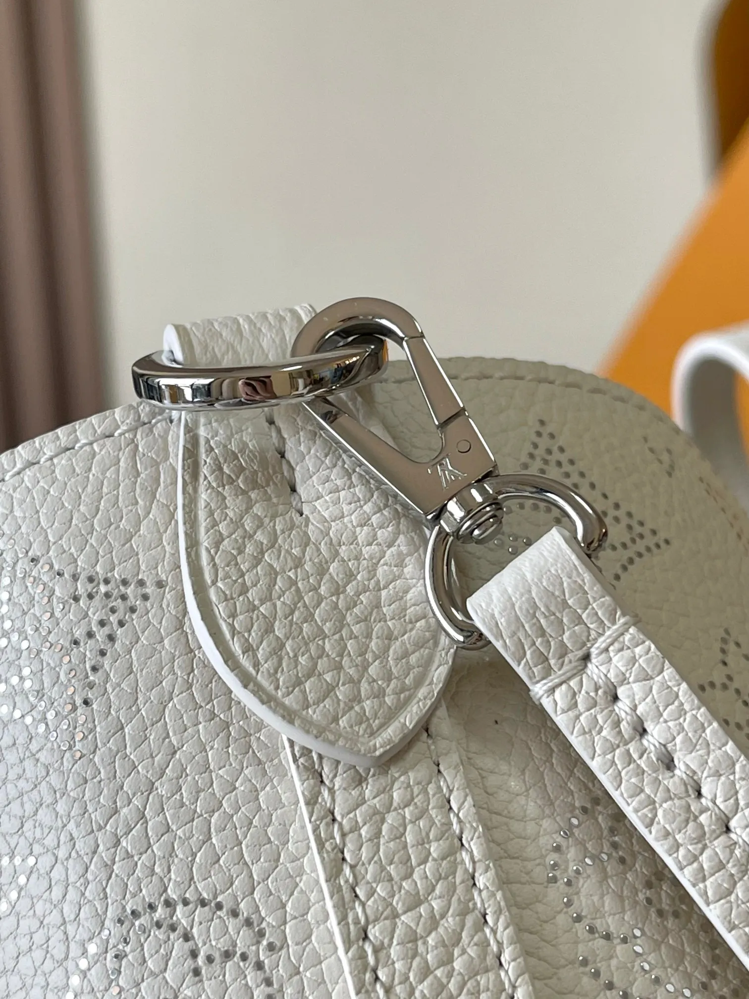 p3000 [Special grade MB chip version original leather] This Bella small model Model: M11842 white dynamic chip version Materials: A-grade all-steel hardware, imported original fabrics Packing: full set of original duty-free MB packaging Size: 20*20*12.5CM