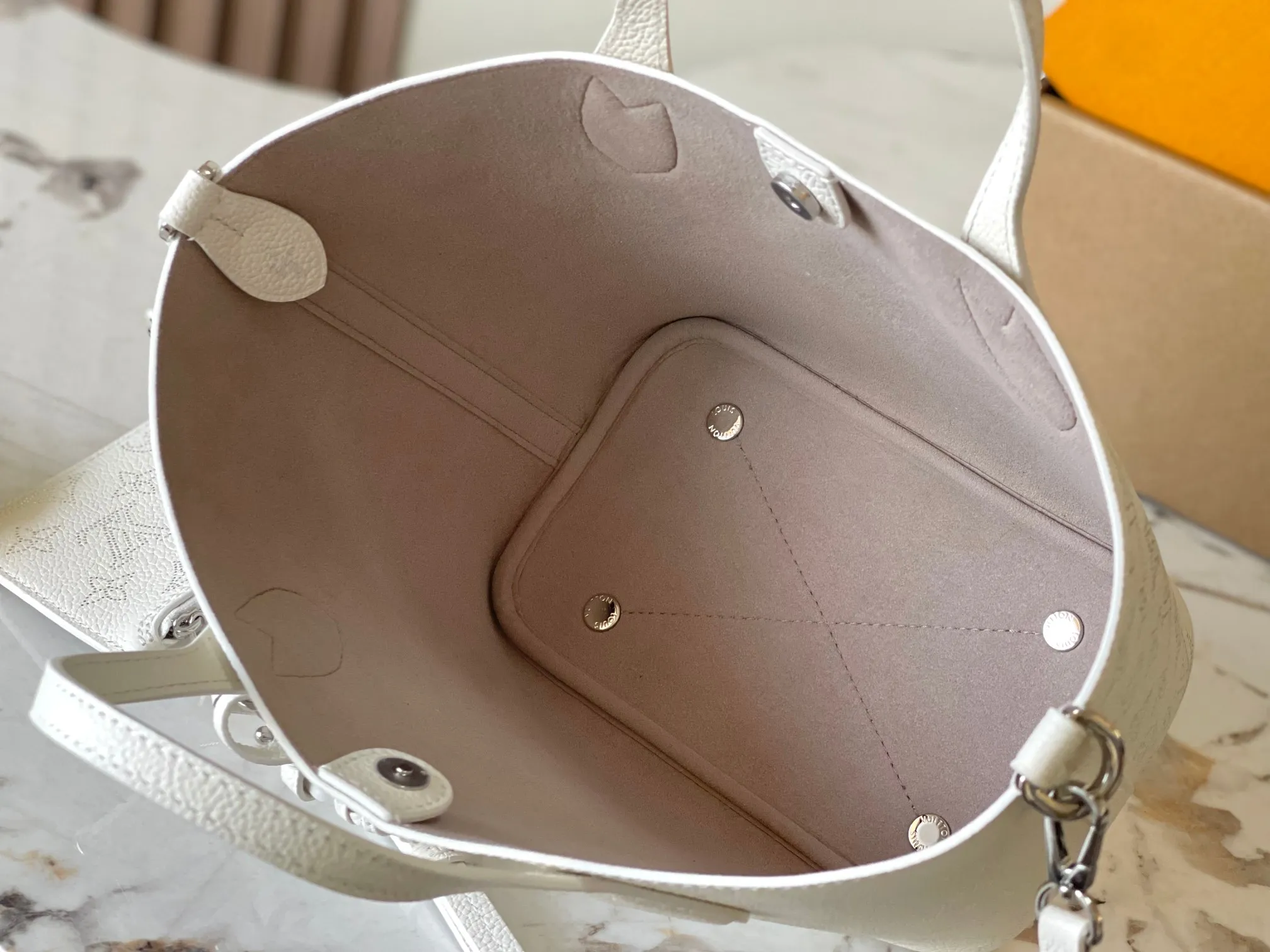 p3000 [Special grade MB chip version original leather] This Bella small model Model: M11842 white dynamic chip version Materials: A-grade all-steel hardware, imported original fabrics Packing: full set of original duty-free MB packaging Size: 20*20*12.5CM