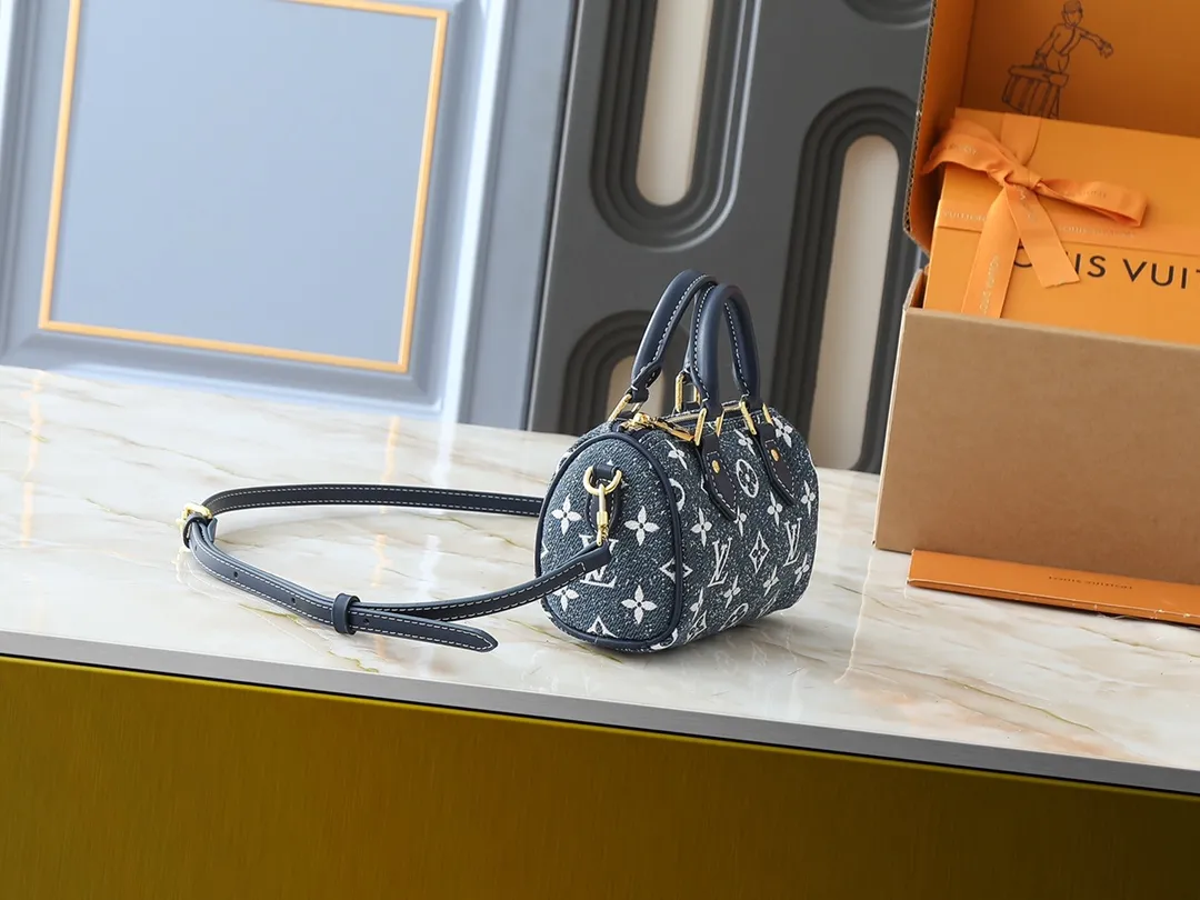 💰180💰Upgraded from the original M81168 denim blue M81213 denim pink M81085 presbyopia, the Nano Speedy handbag is an exquisite interpretation of the classic Speedy handbag. This time it is made of Monogram jacquard denim, using jacquard knitting technology to present the Monogram pattern and sandwash effect. The handle and long shoulder strap allow you to carry it on the shoulder or across the body, storing small items in a trendy style. Dimensions: 16 x 10 x 7.5
