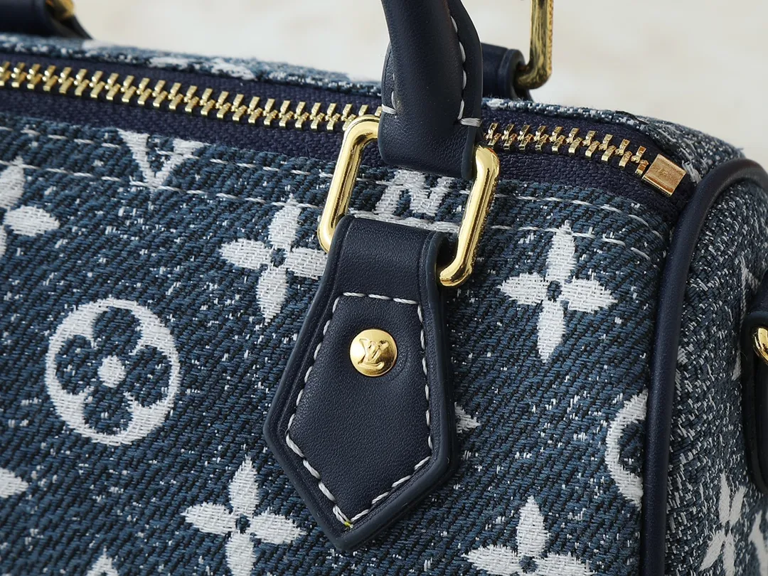 💰180💰Upgraded from the original M81168 denim blue M81213 denim pink M81085 presbyopia, the Nano Speedy handbag is an exquisite interpretation of the classic Speedy handbag. This time it is made of Monogram jacquard denim, using jacquard knitting technology to present the Monogram pattern and sandwash effect. The handle and long shoulder strap allow you to carry it on the shoulder or across the body, storing small items in a trendy style. Dimensions: 16 x 10 x 7.5
