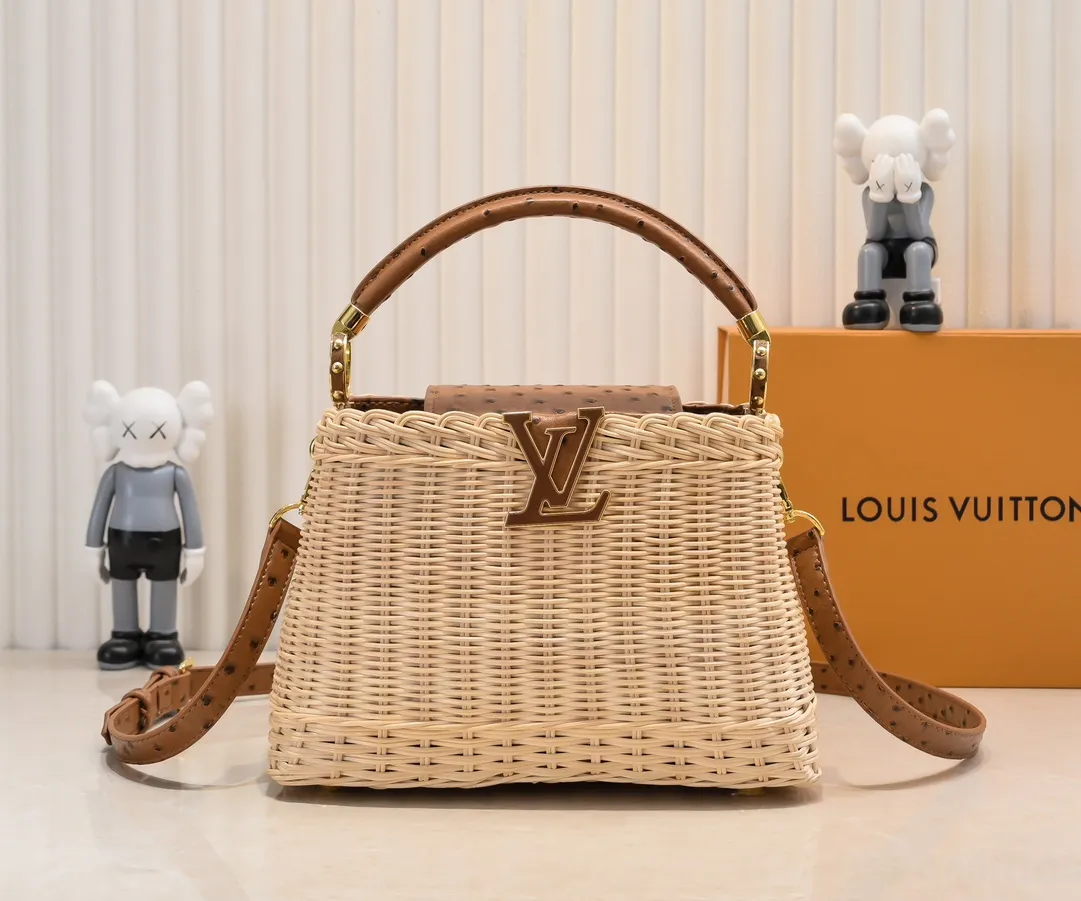 The upgraded version of P680 M11619 crocodile pattern CapucinesBB handbag has a unique rattan weaving structure, paying tribute to the Louis Vuitton picnic box design that came out in 1892. The cow leather shapes the top handle and flap, the LV letters reveal a metallic texture, and the detachable and adjustable leather shoulder strap makes it easy to carry on the shoulder. The gift box packaging provided with this product may be reasonably adjusted depending on the stock situation, and may be different from the packaging style displayed on this product page. Please refer to the actual gift box packaging style received for details. Size:27×17.3×9cm
