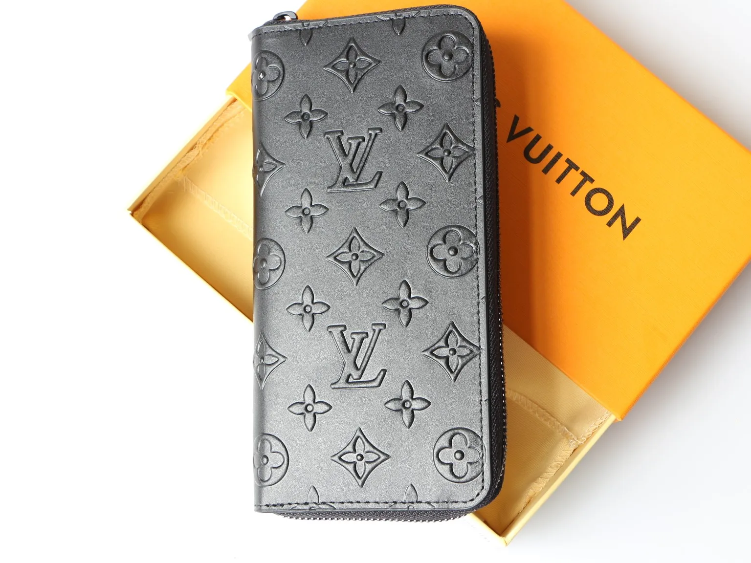 💰140 💎Top original version This Zippy Vertical wallet has the unique personality of Monogram Seal leather. Louis Vuitton's classic Monogram pattern is embossed on fine cowhide using a special process, just like the sealing wax of old letters. Zipper closure securely protects card slots and compartments for banknotes, coins and paper. Model: M80505 M63095 Relief Size: 10 x 20 x 2 cm