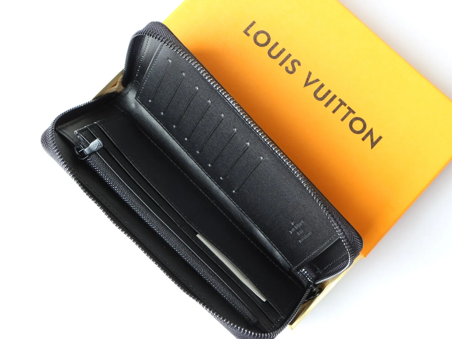 💰140 💎Top original version This Zippy Vertical wallet has the unique personality of Monogram Seal leather. Louis Vuitton's classic Monogram pattern is embossed on fine cowhide using a special process, just like the sealing wax of old letters. Zipper closure securely protects card slots and compartments for banknotes, coins and paper. Model: M80505 M63095 Relief Size: 10 x 20 x 2 cm