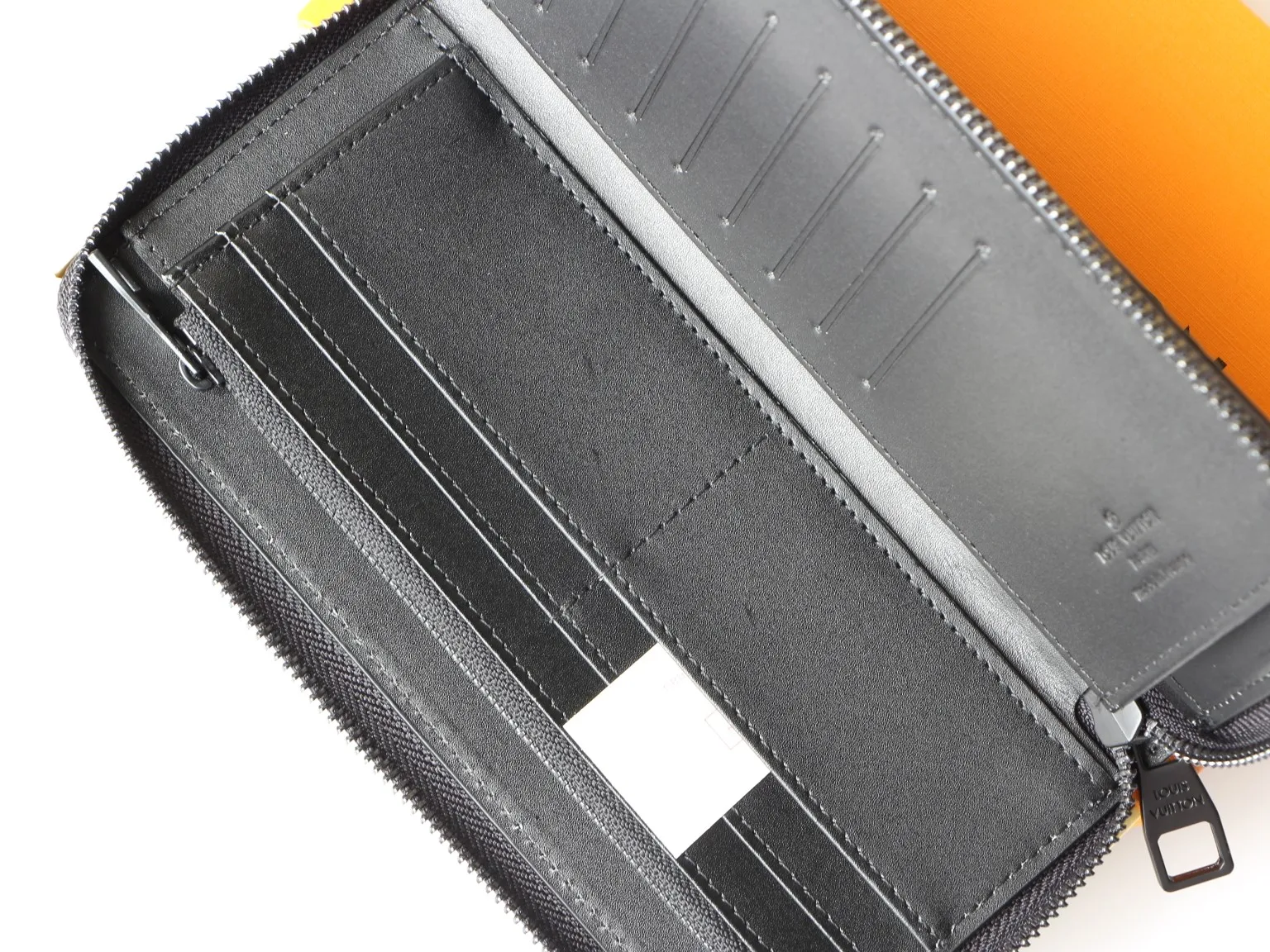 💰140 💎Top original version This Zippy Vertical wallet has the unique personality of Monogram Seal leather. Louis Vuitton's classic Monogram pattern is embossed on fine cowhide using a special process, just like the sealing wax of old letters. Zipper closure securely protects card slots and compartments for banknotes, coins and paper. Model: M80505 M63095 Relief Size: 10 x 20 x 2 cm