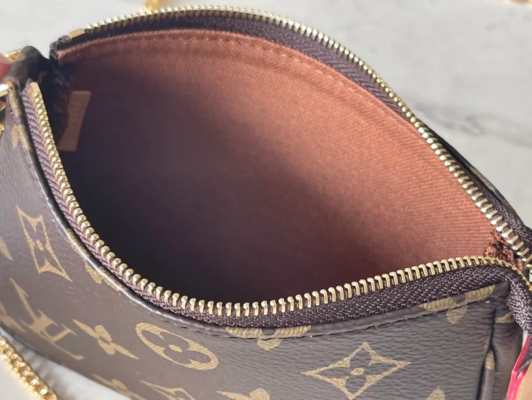 💰400 top original order M82510 Mini Pochette Accessoires on Chain handbag is made of Monogram canvas to create an exquisite configuration, which can easily store small items. The short chain and zipper closure maintain the original design, while the detachable long chain adds shoulder and cross-body options. Dimensions: 15.5 x 10.5 x 4 cm