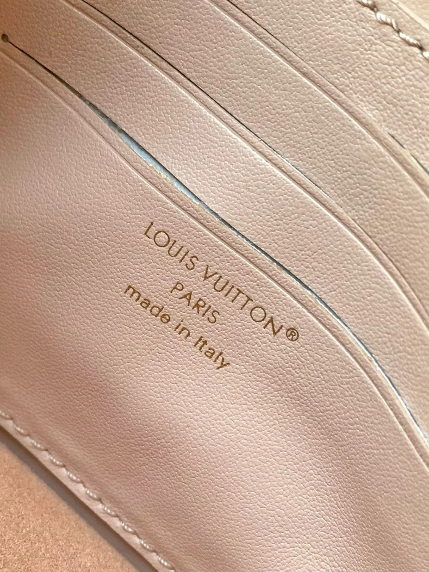 💰820 (top-grain leather) top original order M14581 This Wallet On Chain handbag is from the Louis Vuitton LV Bloom series. It is cut from cow leather in a fashionable and practical configuration. It is decorated with decorations inspired by the brand's classic Monogram pattern. There's plenty of space to store a smartphone, and contrasting metal hardware adds an elegant touch. Dimensions: 20 × 11.5 × 4 cm