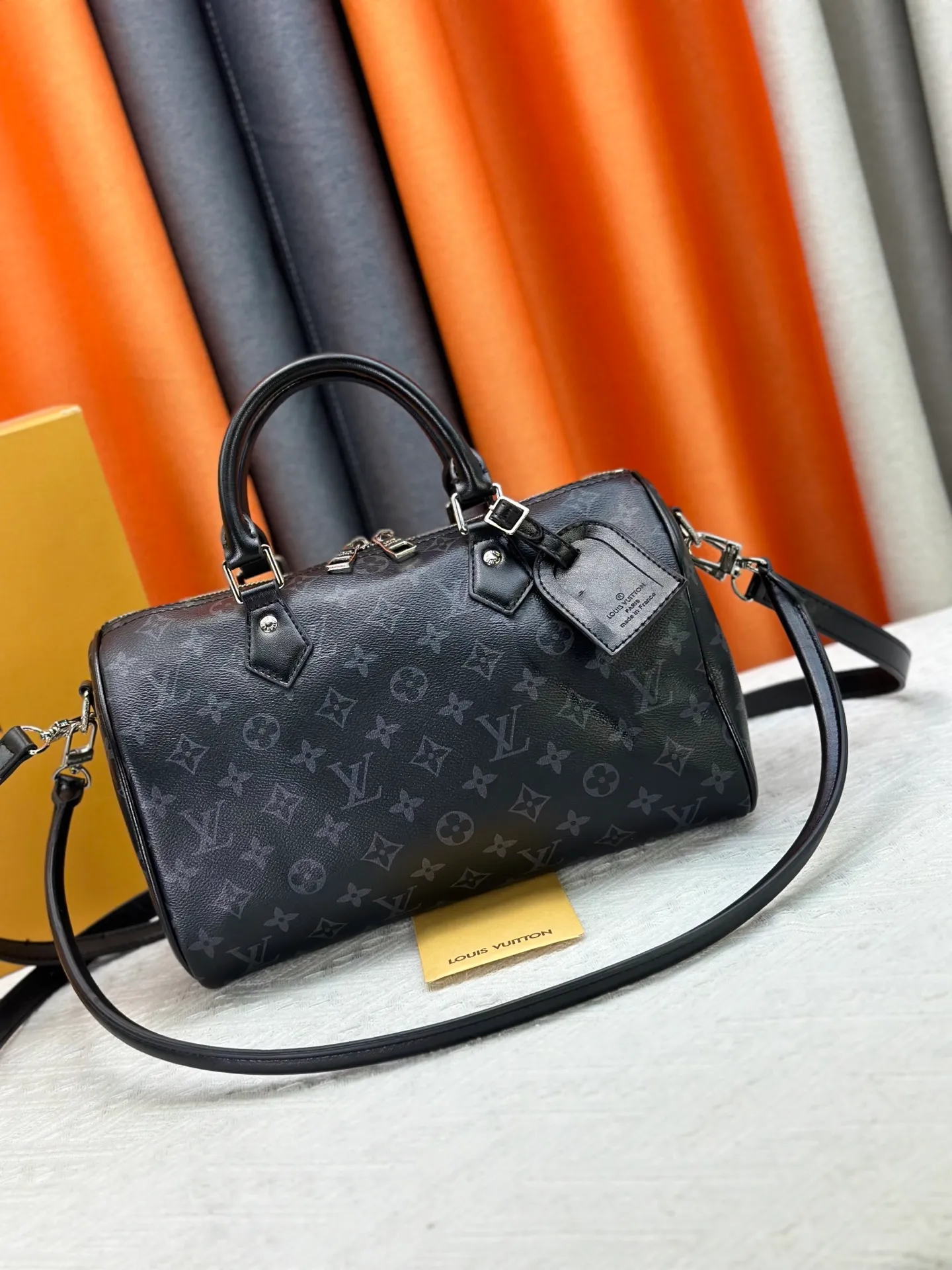 P300 M15102 M13344 Black Flower This Speedy Soft 30 handbag comes from the LVSki series and renews the classic design with Monogram Eclipse canvas. A pleated leather key fob and signature padlock add rich detailing, and are just the right size to hold a tablet and other daily essentials. Dimensions: 30x21x17 cm