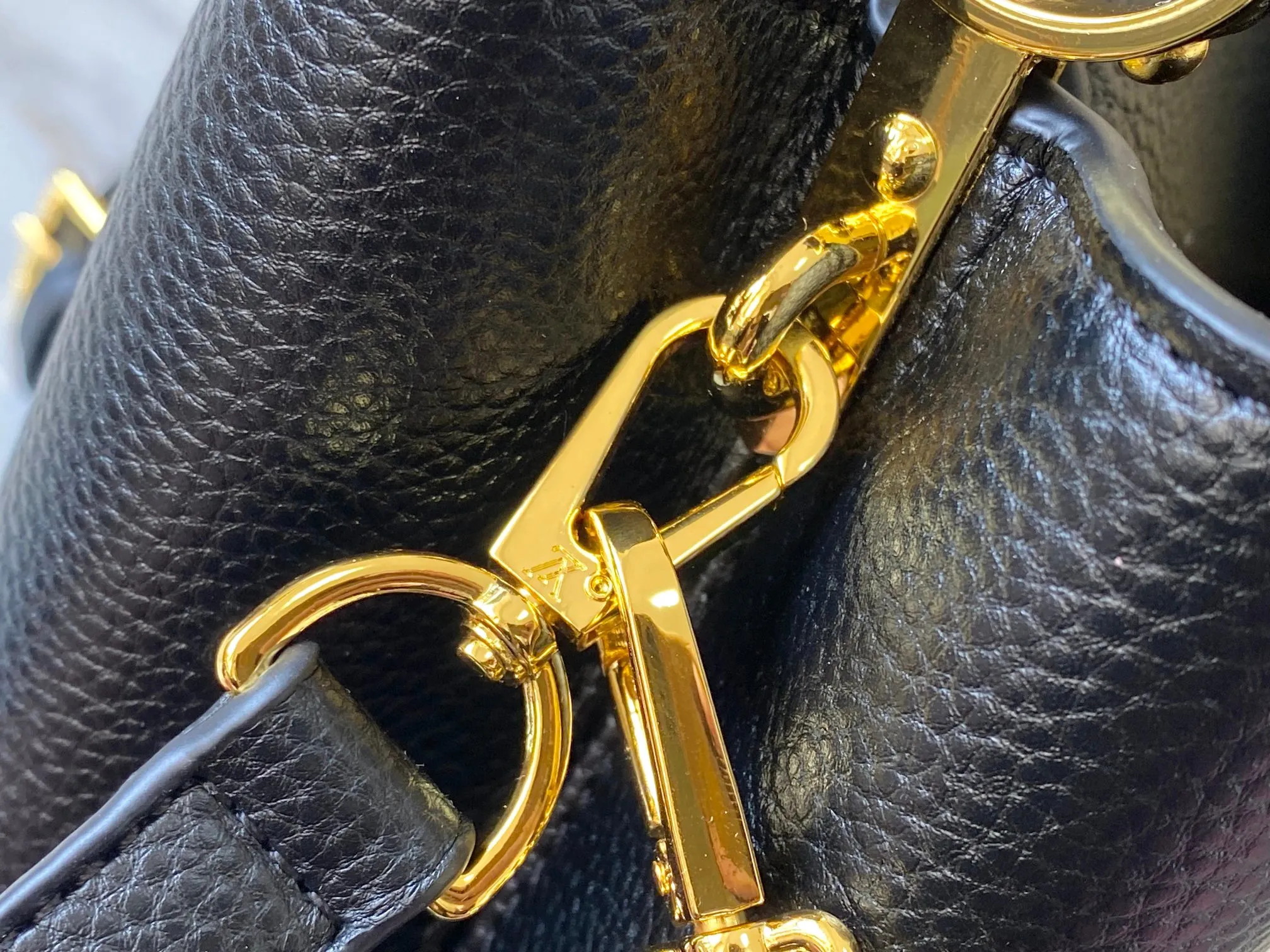 P500 [Guangzhou top quality original version] M26532 black gold. This modern version of Capucines BB is made of timeless Taurillon leather and equipped with a jewelry-inspired Infinity chain. The bag is decorated with double galvanized metal parts, including the iconic Monogram floral pattern, and the LV Initials logo created with sunburst technology, creating a sundial-like light and shadow effect. The bag has multiple pockets and a detachable shoulder strap, allowing it to be carried on one shoulder or across the body. 27 x 17.3 x 9 (cm) (length x height x width)