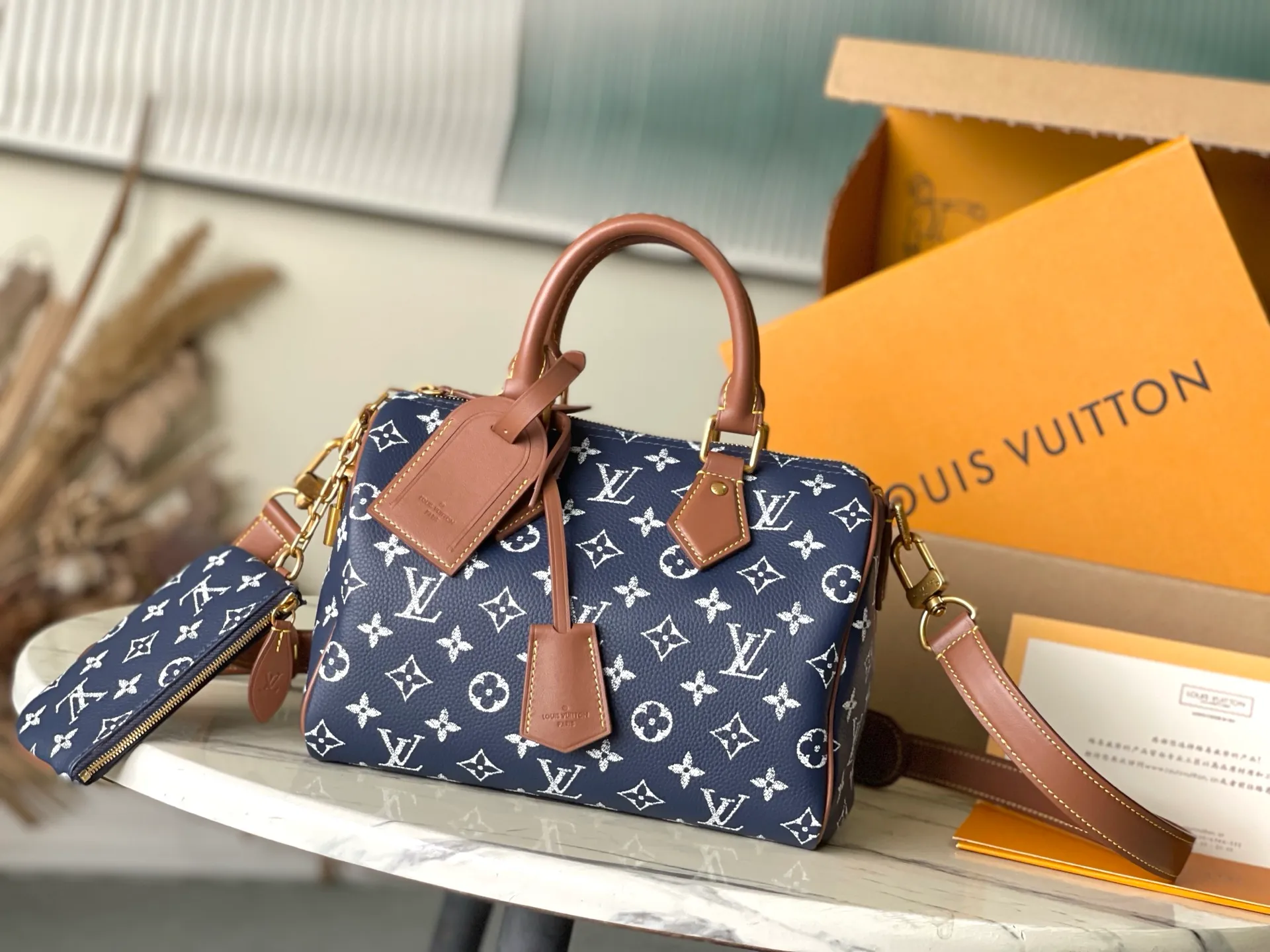💰1640 (top-grain leather) top original order M15278 This Speedy P18 Bandouliere 25 handbag combines a cowhide body and leather trim, which combines trendy style and functional considerations. The lobster pattern embossed on the handle fastener symbolizes longevity and prosperity in Japanese culture, and together with the removable leather storage inner bag, continues the iconic element of the Speedy P18 series. Dimensions: 25 × 15 × 15 cm