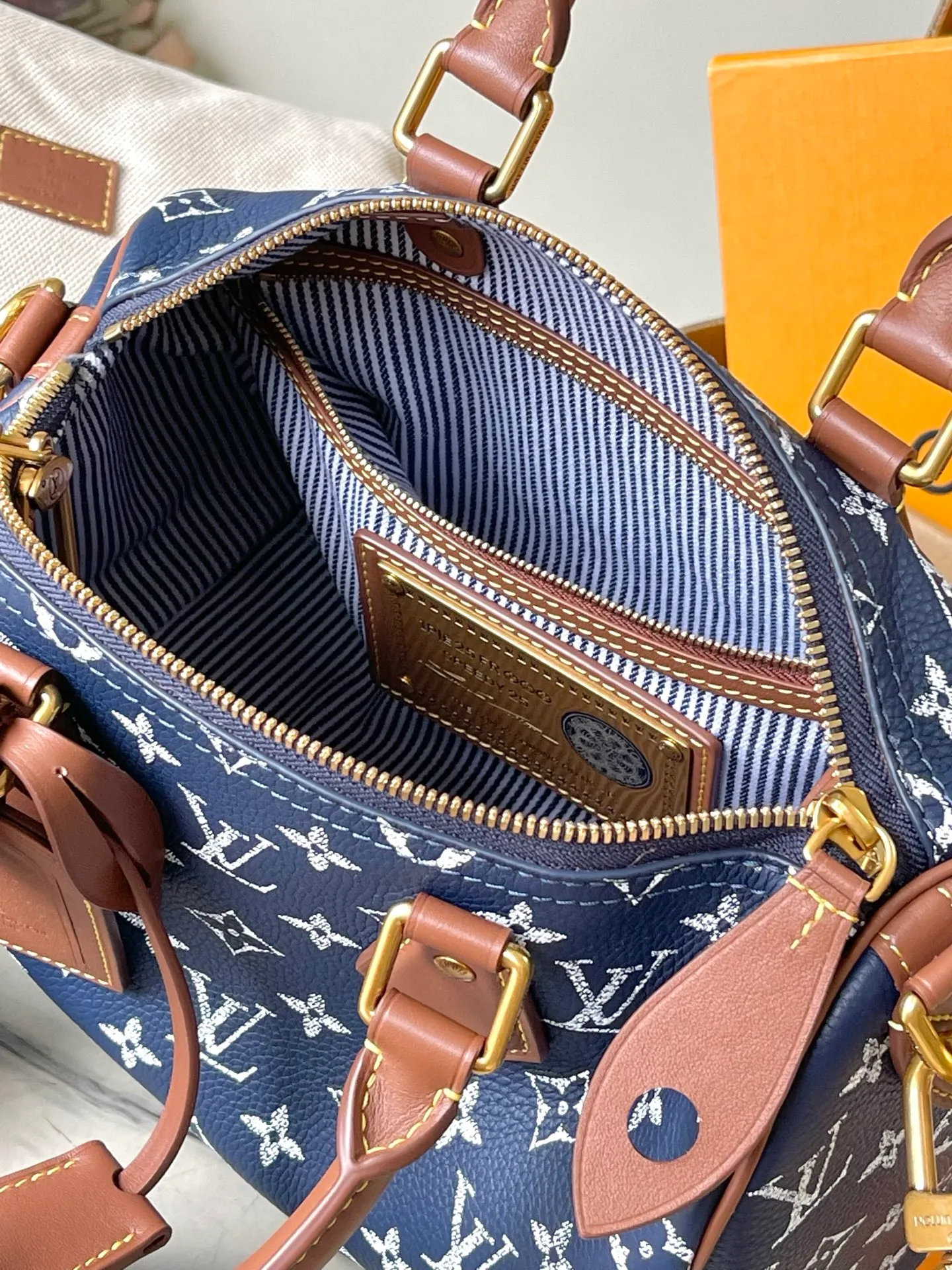 💰1640 (top-grain leather) top original order M15278 This Speedy P18 Bandouliere 25 handbag combines a cowhide body and leather trim, which combines trendy style and functional considerations. The lobster pattern embossed on the handle fastener symbolizes longevity and prosperity in Japanese culture, and together with the removable leather storage inner bag, continues the iconic element of the Speedy P18 series. Dimensions: 25 × 15 × 15 cm