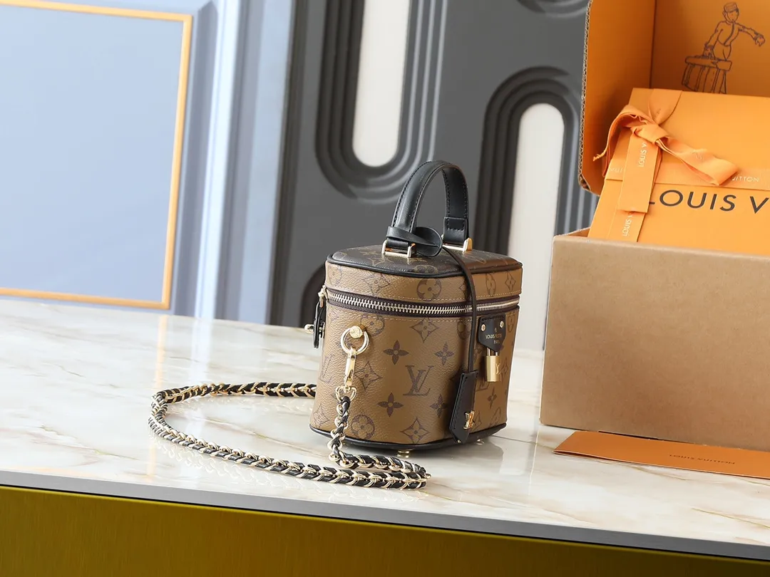 💰240💰Upgraded from the original M47128, Nicolas Ghesquière plays a modern chapter in Louis Vuitton’s travel heritage, reinterpreting the Nice cosmetic bag in Monogram and Monogram Reverse canvas. The soft and light urban handbag structure enables a comfortable travel experience. It cleverly uses a detachable leather woven chain to carry it hand-held, on the shoulder, or as a cross-body bag. Dimensions: 19.0 x 11.0 x 13.0 cm (length x height x width)