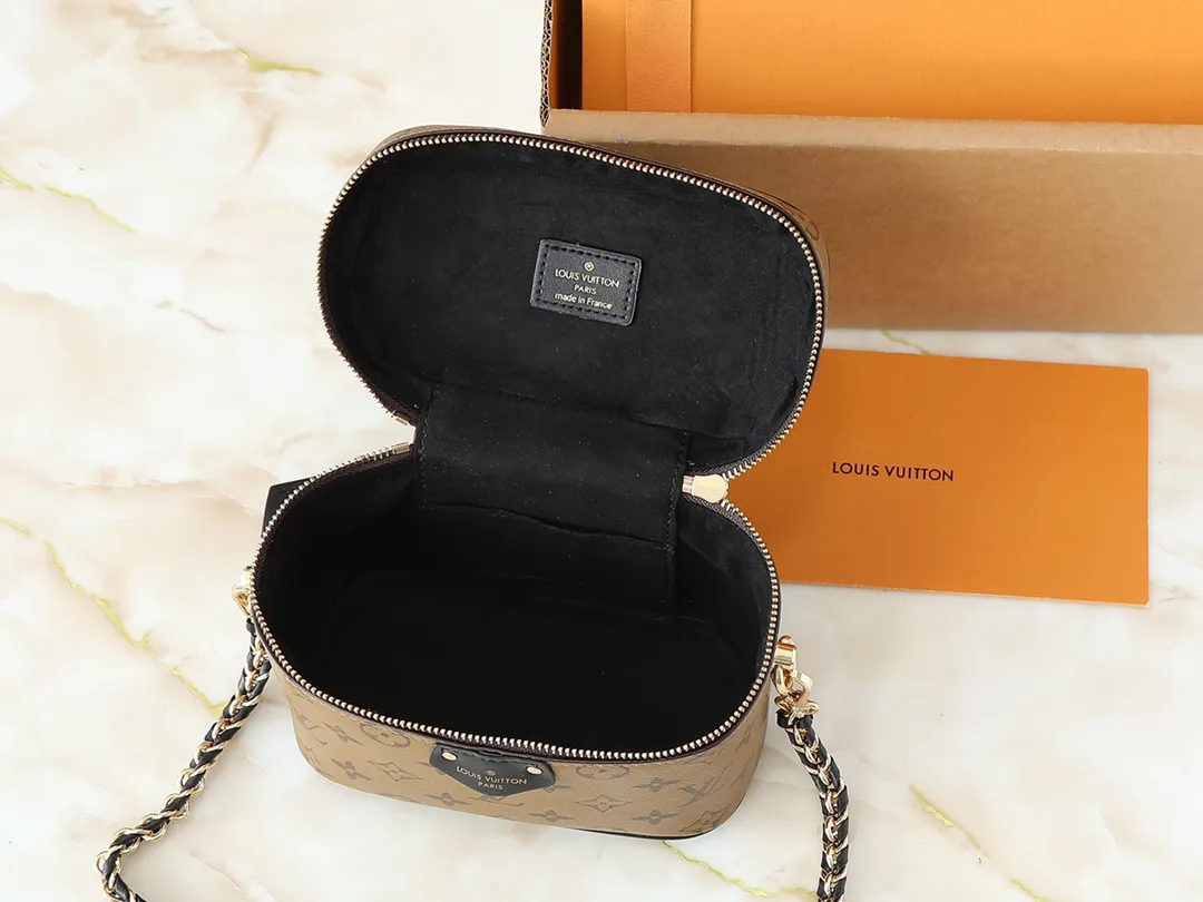 💰240💰Upgraded from the original M47128, Nicolas Ghesquière plays a modern chapter in Louis Vuitton’s travel heritage, reinterpreting the Nice cosmetic bag in Monogram and Monogram Reverse canvas. The soft and light urban handbag structure enables a comfortable travel experience. It cleverly uses a detachable leather woven chain to carry it hand-held, on the shoulder, or as a cross-body bag. Dimensions: 19.0 x 11.0 x 13.0 cm (length x height x width)