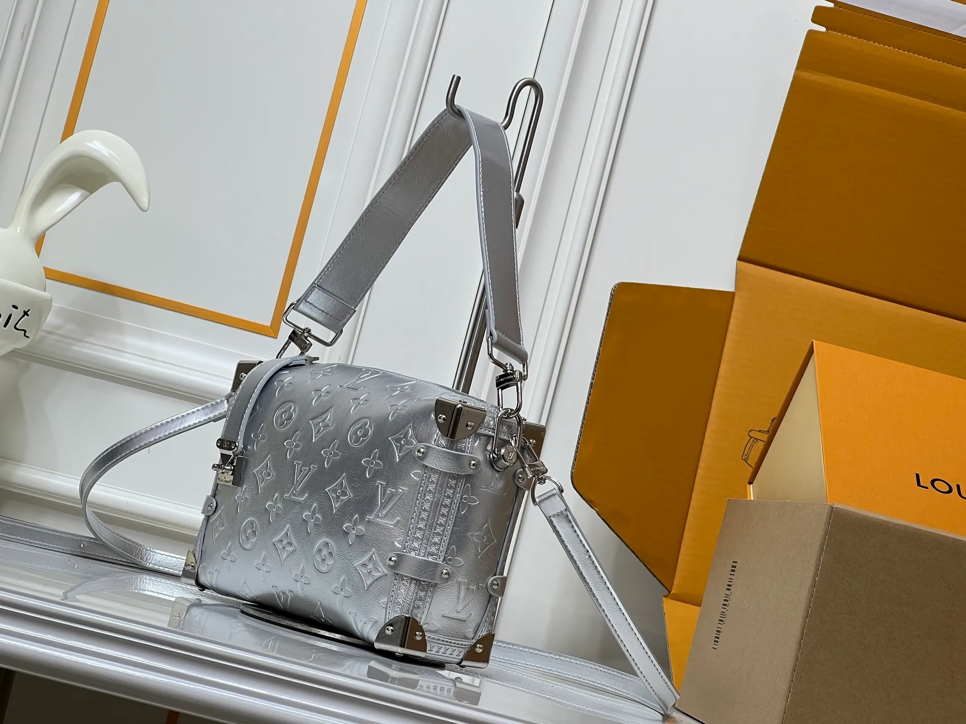Batch 320💰M46358 M26223 This medium Side Trunk handbag is from the Monogram Bold series, showing artistic director Nicolas Ghesquiere's creative interpretation of Louis Vuitton's classic luggage. Smooth cow leather with embossed Monogram pattern on the bag body, metal corners and S-lock buckle to highlight the signature touch, detachable long shoulder strap for flexible carrying Dimensions: 23.5X16X8.5 cm