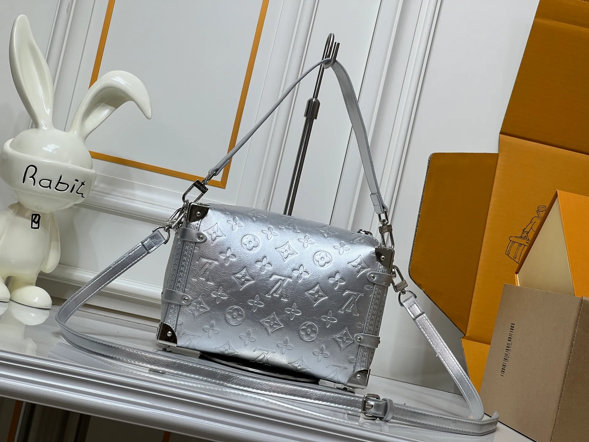 Batch 320💰M46358 M26223 This medium Side Trunk handbag is from the Monogram Bold series, showing artistic director Nicolas Ghesquiere's creative interpretation of Louis Vuitton's classic luggage. Smooth cow leather with embossed Monogram pattern on the bag body, metal corners and S-lock buckle to highlight the signature touch, detachable long shoulder strap for flexible carrying Dimensions: 23.5X16X8.5 cm