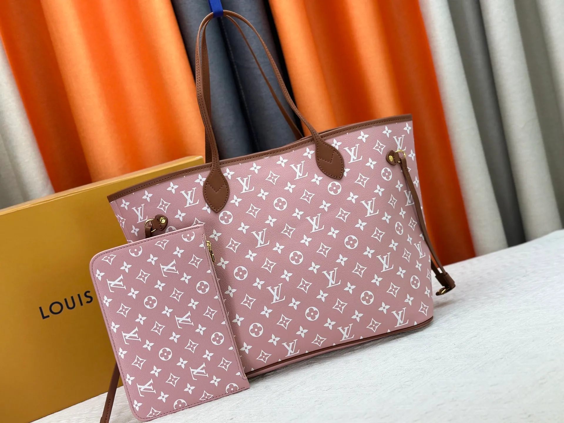 P280 Upgraded Original M45685 M40995 Neverfull handbags always meet your various handbag needs. It has a large capacity but is not bulky. It is stiff and soft to the touch, making it suitable for home and travel. Tighten the side ties and it instantly transforms into a stylish urban handbag. Loosen the straps and it transforms into a chic and practical handbag. The slender leather handle can be carried over the shoulder or between the arms. The model shown here is made of Damier Ebène canvas. Dimensions: 31.0 x 28.0 x 14.0 cm