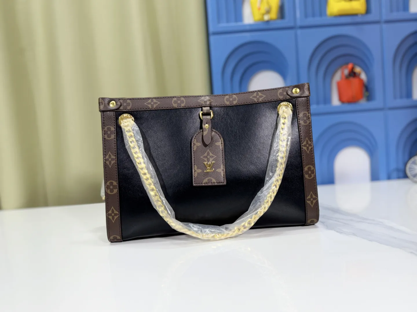 P large 130. Small 120 upgraded original M13137 M13140 2025 Cruise early spring show launched Nova small and medium handbags, which give the graceful cow leather a subtle mirror effect, combining both straightforward style and leisurely elegance. LV nameplate and Monogram canvas trim highlight classic elements, and the dazzling sliding chain makes it easy to create a refined look. Monogram canvas trim, fabric lining, metal hardware, name tag, central zipper patch pocket. Chain: slidingly adjustable, non-detachable. Chain half length: 28.0 cm. Chain half length adjustable to: 50.0 cm. Monogram canvas trim, fabric lining, metal hardware, nameplate interior patch pocket. Can store laptops and A4 documents. Detailed features: Length, height and width dimensions. Small size: 31x21x9cm Large size: 37x36x10cm