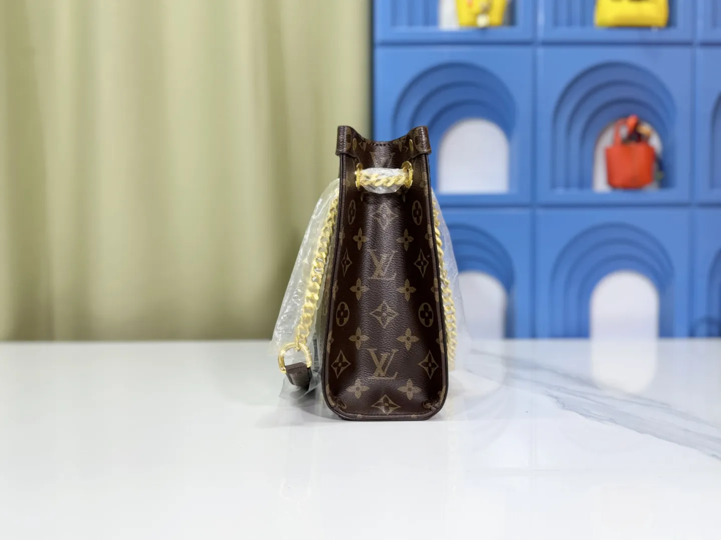 P large 130. Small 120 upgraded original M13137 M13140 2025 Cruise early spring show launched Nova small and medium handbags, which give the graceful cow leather a subtle mirror effect, combining both straightforward style and leisurely elegance. LV nameplate and Monogram canvas trim highlight classic elements, and the dazzling sliding chain makes it easy to create a refined look. Monogram canvas trim, fabric lining, metal hardware, name tag, central zipper patch pocket. Chain: slidingly adjustable, non-detachable. Chain half length: 28.0 cm. Chain half length adjustable to: 50.0 cm. Monogram canvas trim, fabric lining, metal hardware, nameplate interior patch pocket. Can store laptops and A4 documents. Detailed features: Length, height and width dimensions. Small size: 31x21x9cm Large size: 37x36x10cm