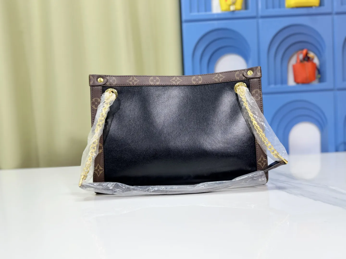 P large 130. Small 120 upgraded original M13137 M13140 2025 Cruise early spring show launched Nova small and medium handbags, which give the graceful cow leather a subtle mirror effect, combining both straightforward style and leisurely elegance. LV nameplate and Monogram canvas trim highlight classic elements, and the dazzling sliding chain makes it easy to create a refined look. Monogram canvas trim, fabric lining, metal hardware, name tag, central zipper patch pocket. Chain: slidingly adjustable, non-detachable. Chain half length: 28.0 cm. Chain half length adjustable to: 50.0 cm. Monogram canvas trim, fabric lining, metal hardware, nameplate interior patch pocket. Can store laptops and A4 documents. Detailed features: Length, height and width dimensions. Small size: 31x21x9cm Large size: 37x36x10cm