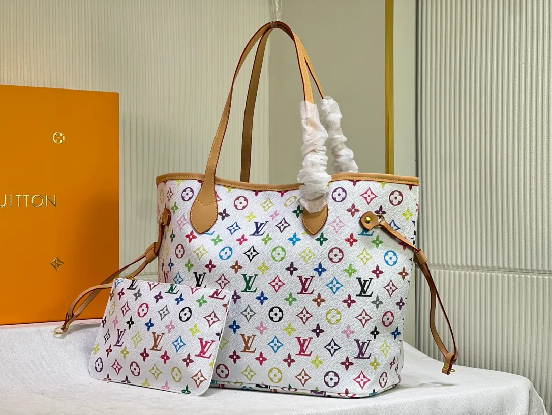 Batch 260💰M40156 M40995 [Latest color printing] Louis Vuitton’s new interpretation of the Neverfull classic handbag, explore the exquisite details inside the bag. Redesigned interior pockets feature fresh fabric linings and vintage details inspired by the Louis Vuitton archives, most notably the detachable zippered clutch, which can be used on its own as a sophisticated clutch or as an additional pocket. Bright lining tones add a more lively feel to Monogram's classic canvas. The most shining bag at night, only 🈶 can make you the brightest star in the night. Size 32×29×17cm