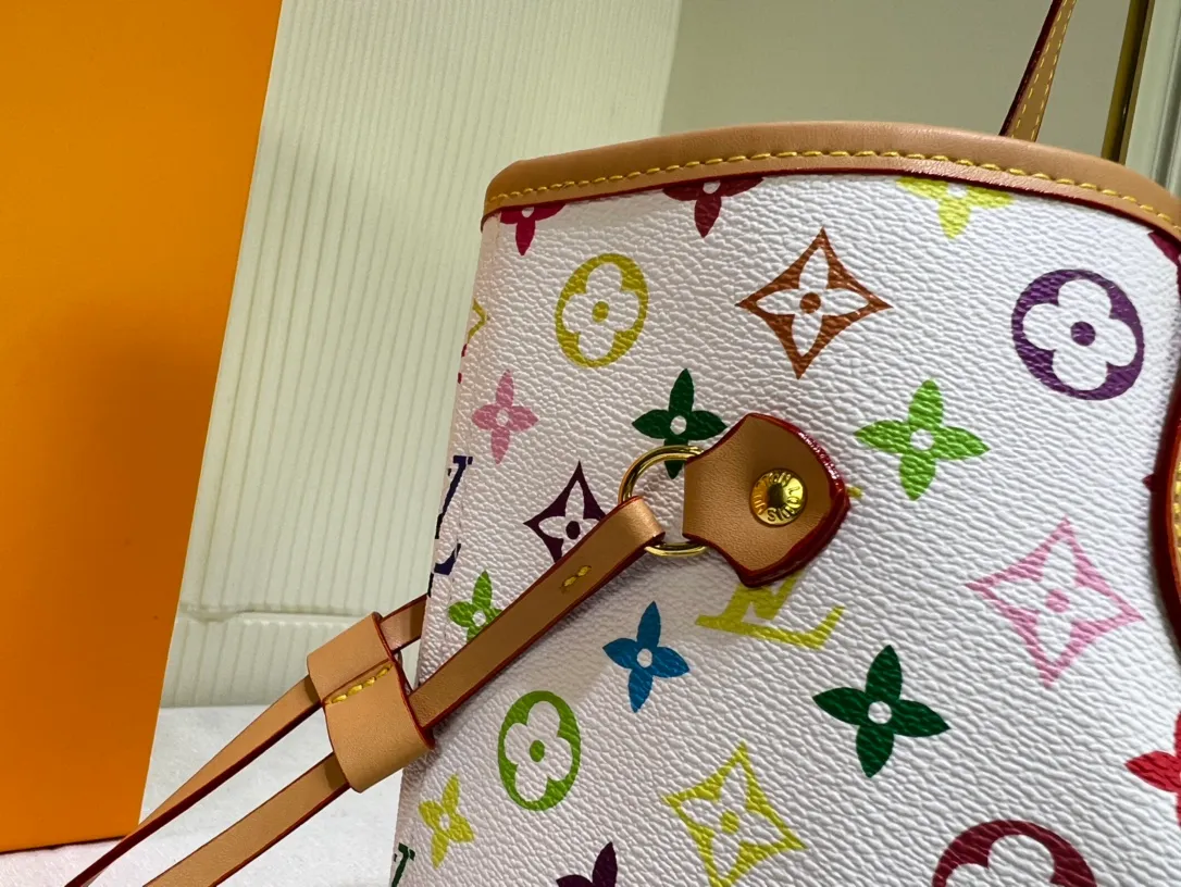 Batch 260💰M40156 M40995 [Latest color printing] Louis Vuitton’s new interpretation of the Neverfull classic handbag, explore the exquisite details inside the bag. Redesigned interior pockets feature fresh fabric linings and vintage details inspired by the Louis Vuitton archives, most notably the detachable zippered clutch, which can be used on its own as a sophisticated clutch or as an additional pocket. Bright lining tones add a more lively feel to Monogram's classic canvas. The most shining bag at night, only 🈶 can make you the brightest star in the night. Size 32×29×17cm