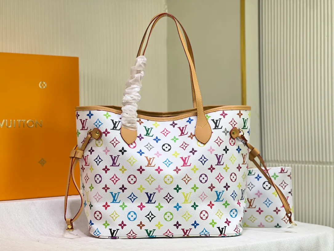 Batch 260💰M40156 M40995 [Latest color printing] Louis Vuitton’s new interpretation of the Neverfull classic handbag, explore the exquisite details inside the bag. Redesigned interior pockets feature fresh fabric linings and vintage details inspired by the Louis Vuitton archives, most notably the detachable zippered clutch, which can be used on its own as a sophisticated clutch or as an additional pocket. Bright lining tones add a more lively feel to Monogram's classic canvas. The most shining bag at night, only 🈶 can make you the brightest star in the night. Size 32×29×17cm