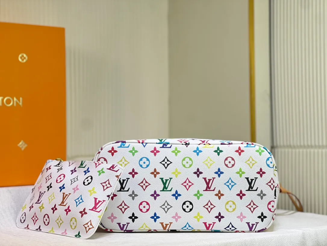 Batch 260💰M40156 M40995 [Latest color printing] Louis Vuitton’s new interpretation of the Neverfull classic handbag, explore the exquisite details inside the bag. Redesigned interior pockets feature fresh fabric linings and vintage details inspired by the Louis Vuitton archives, most notably the detachable zippered clutch, which can be used on its own as a sophisticated clutch or as an additional pocket. Bright lining tones add a more lively feel to Monogram's classic canvas. The most shining bag at night, only 🈶 can make you the brightest star in the night. Size 32×29×17cm